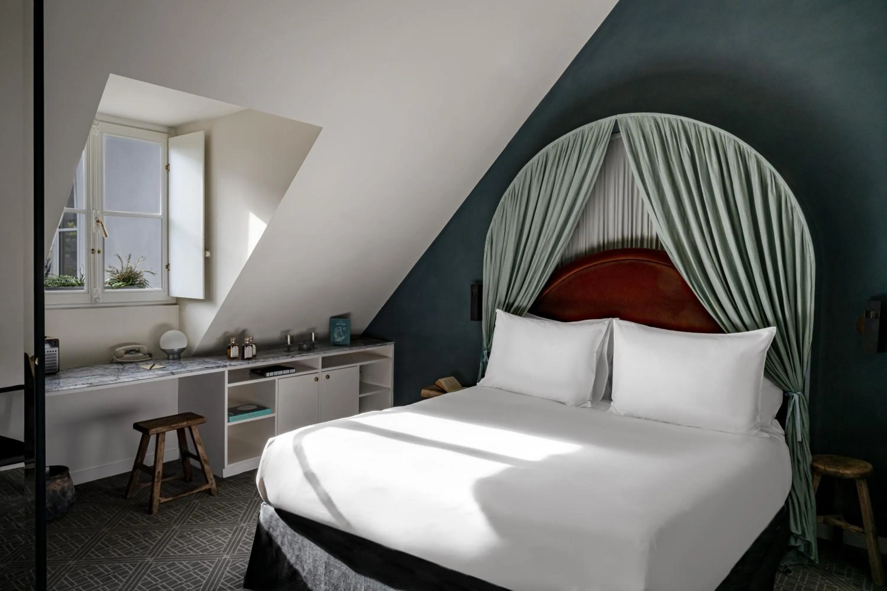 Bed in Grands Boulevards Experimental