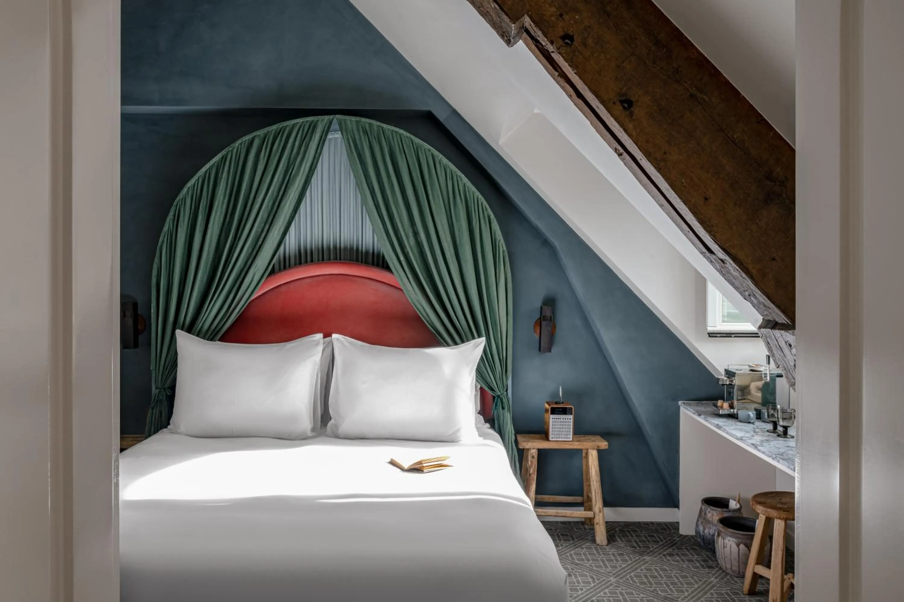 Bed in Grands Boulevards Experimental