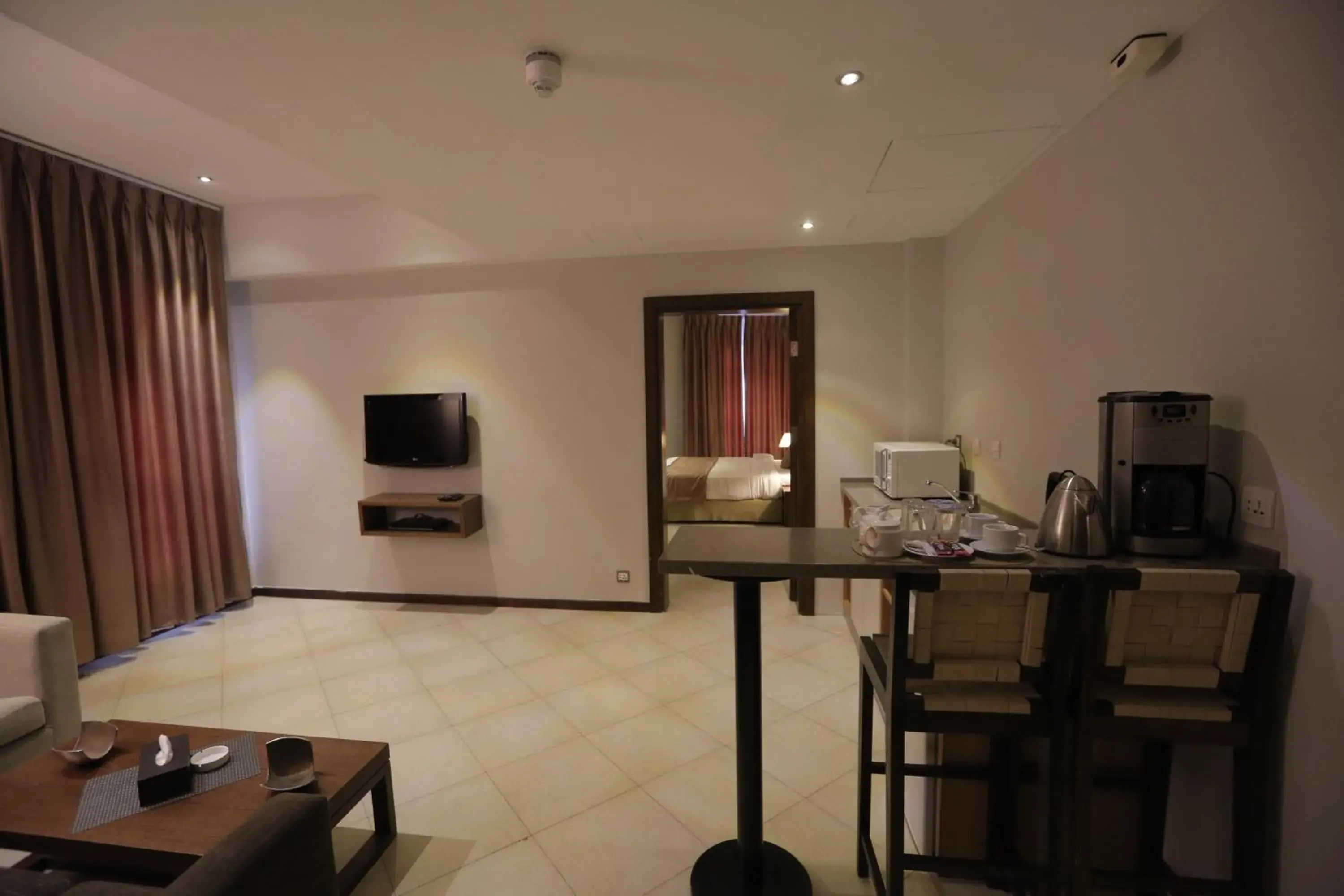 Living room, Kitchen/Kitchenette in Jabal Amman Hotel (Heritage House)