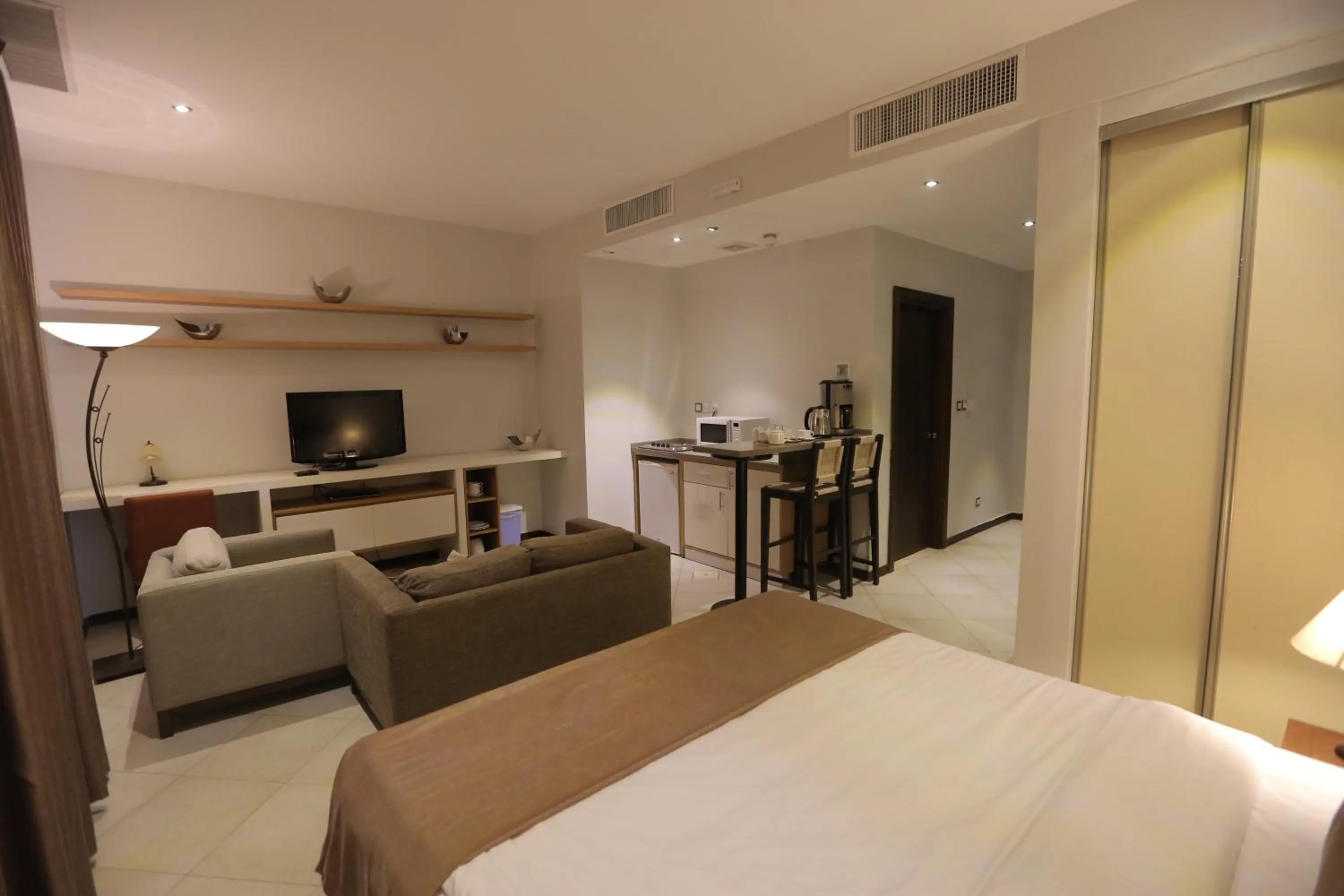 Coffee/tea facilities, Bed in Jabal Amman Hotel (Heritage House)