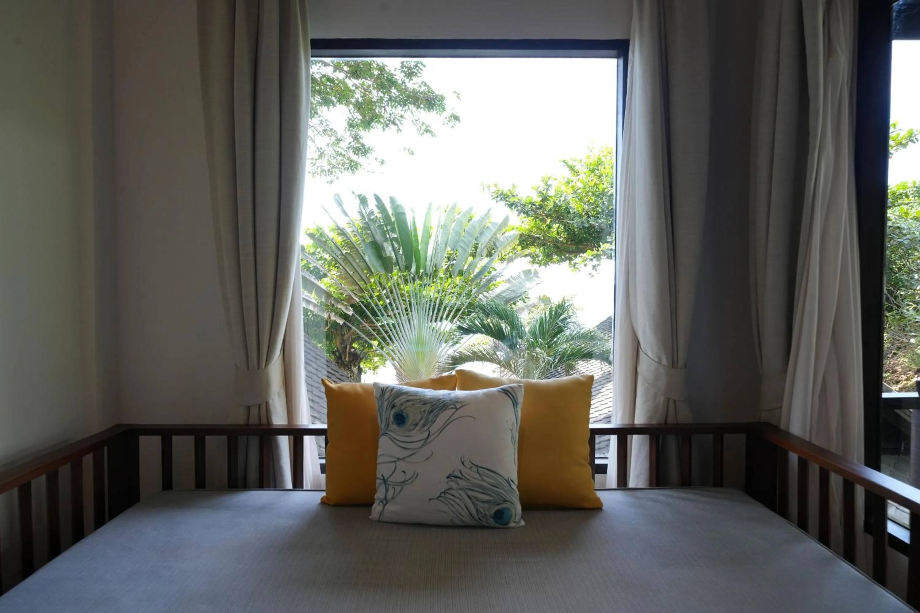 Seating area, Bed in Ao Prao Resort