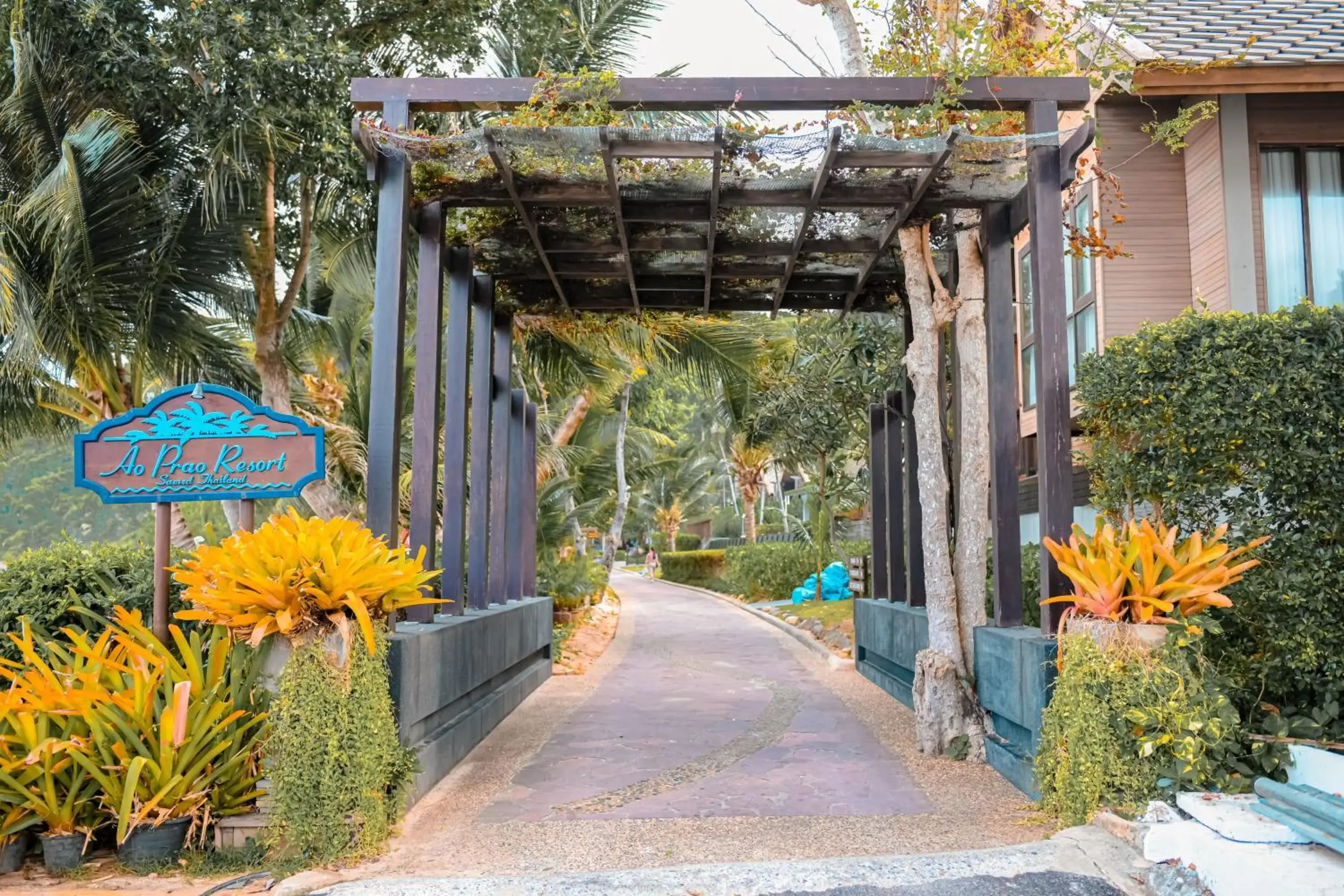 Facade/entrance in Ao Prao Resort Facade/entrance in Ao Prao Resort
