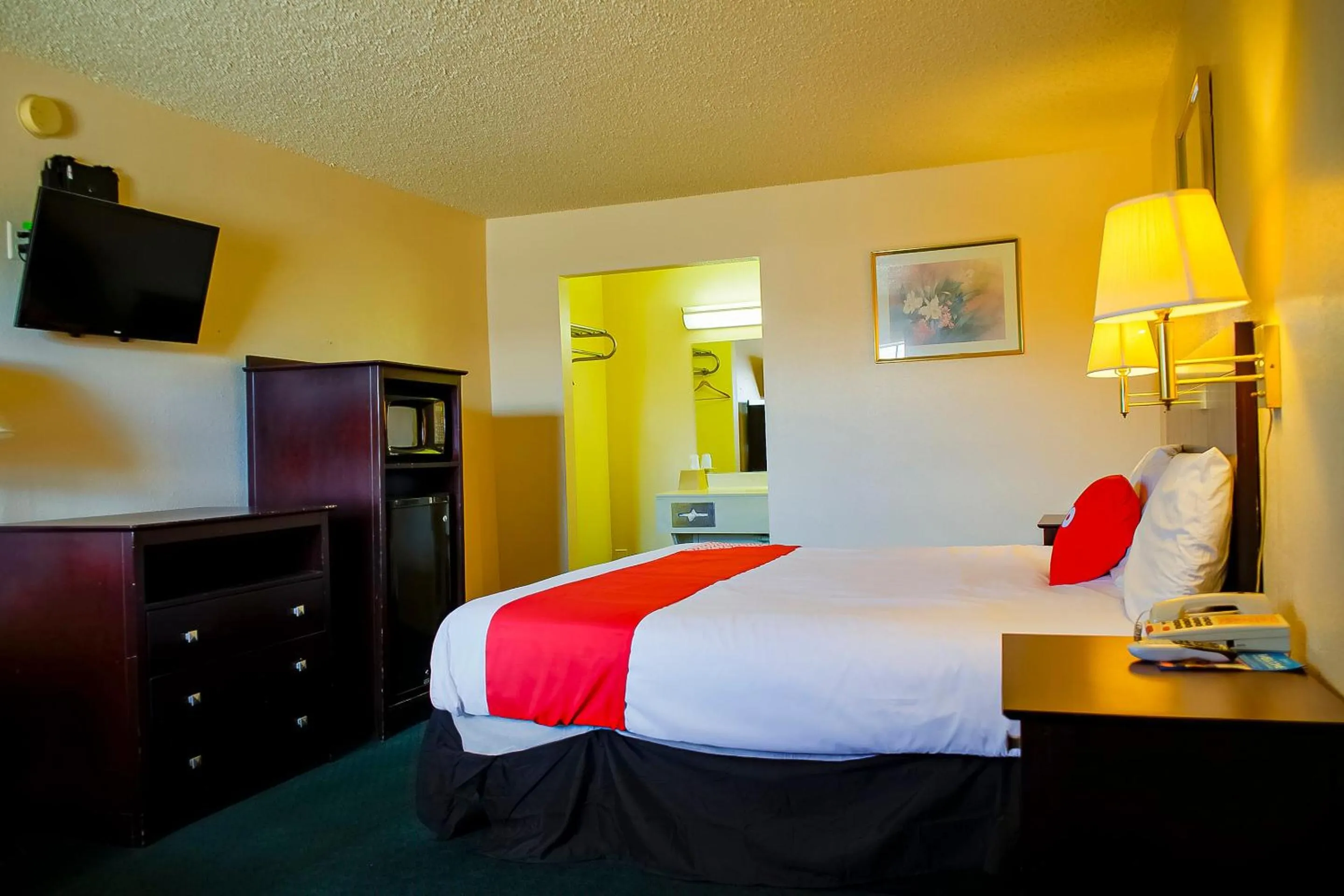 Bedroom, Bed in Duncan Inn by OYO, OK - Hwy 81 Near Chisholm Casino