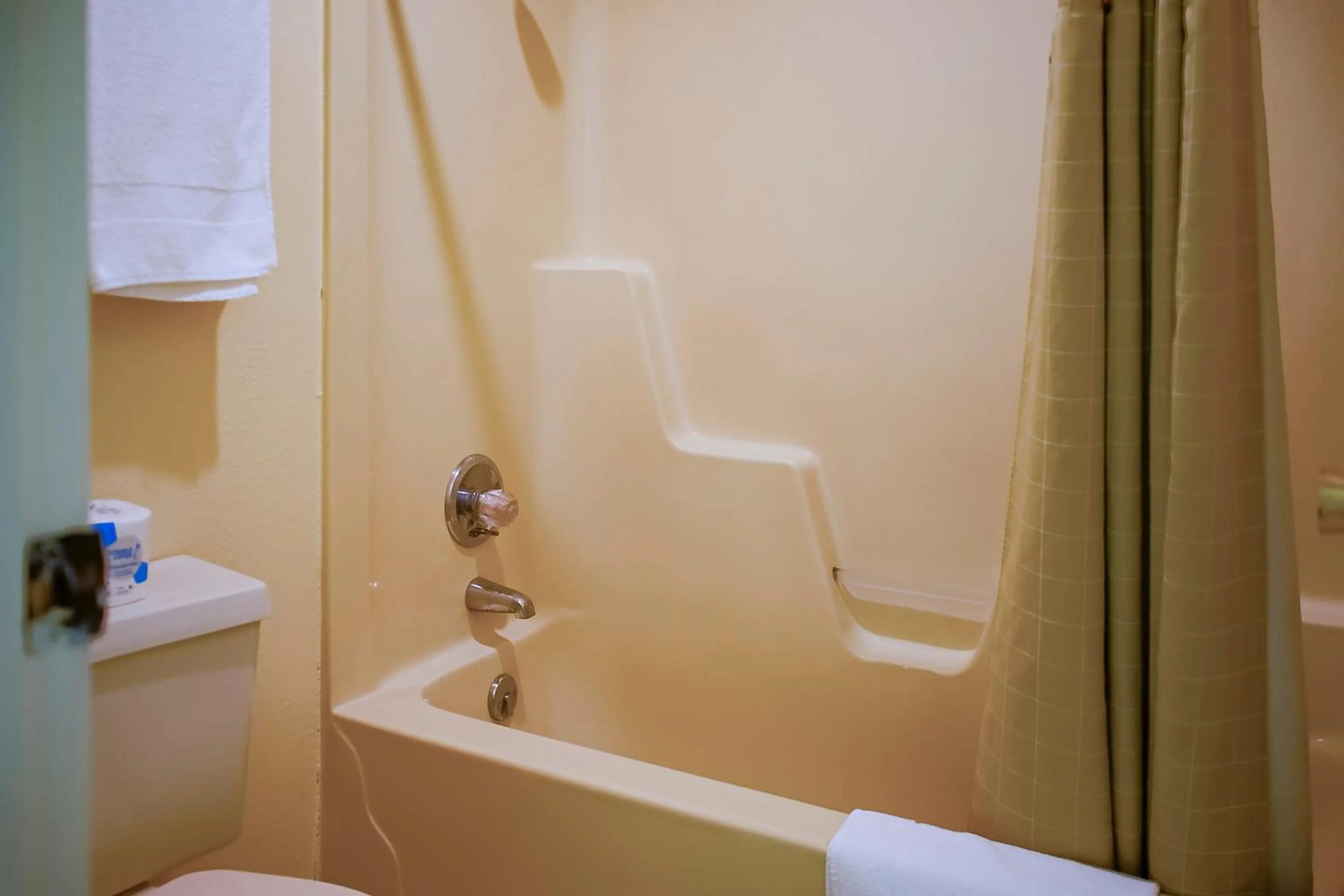 Bathroom in Duncan Inn by OYO, OK - Hwy 81 Near Chisholm Casino