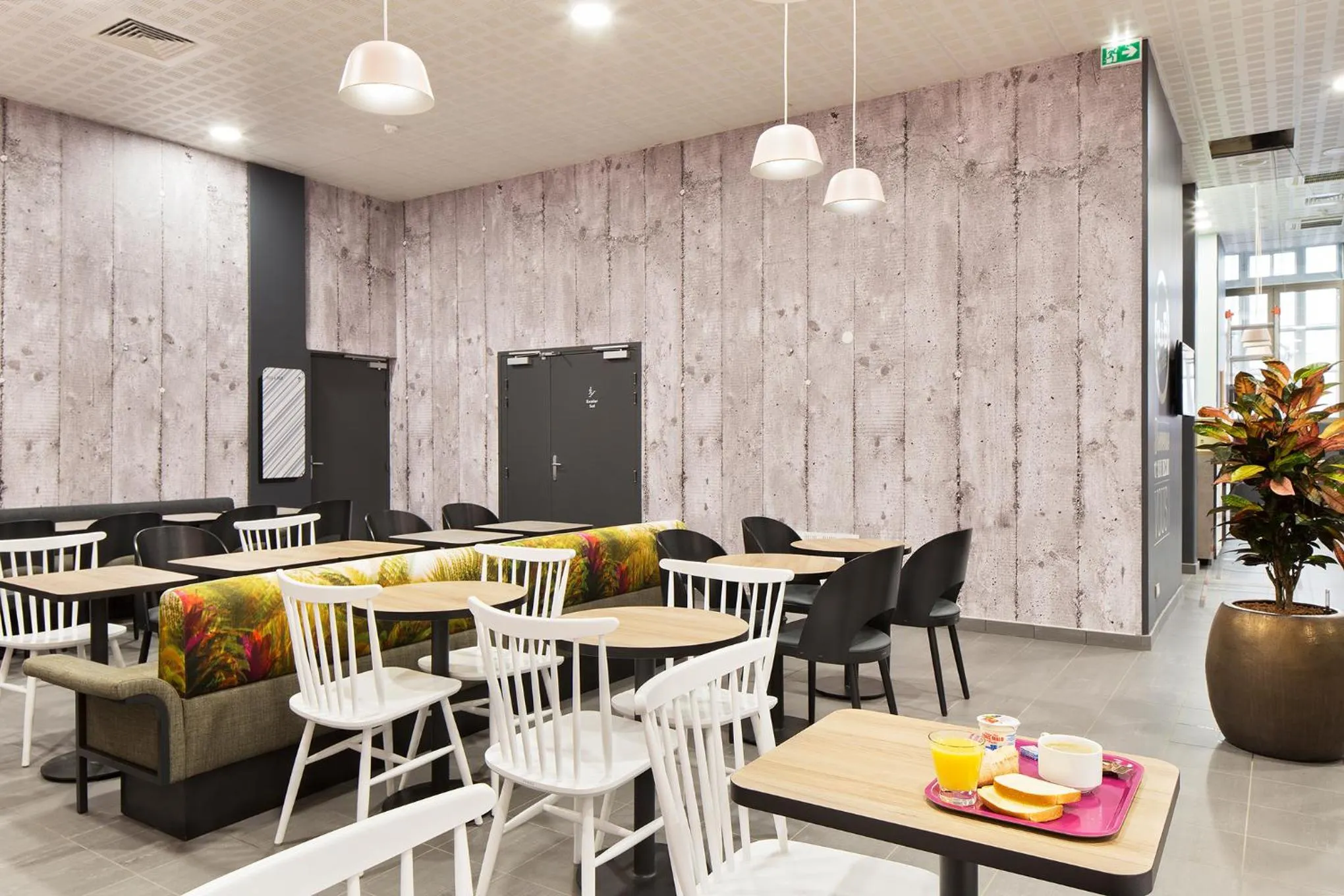 Restaurant/places to eat in B&B HOTEL LYON Centre Perrache