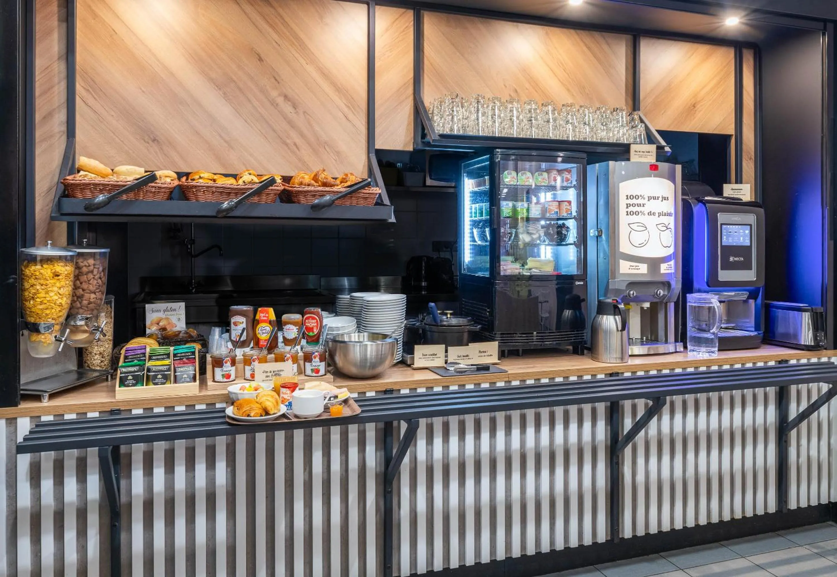 Buffet breakfast in B&B HOTEL LYON Centre Perrache