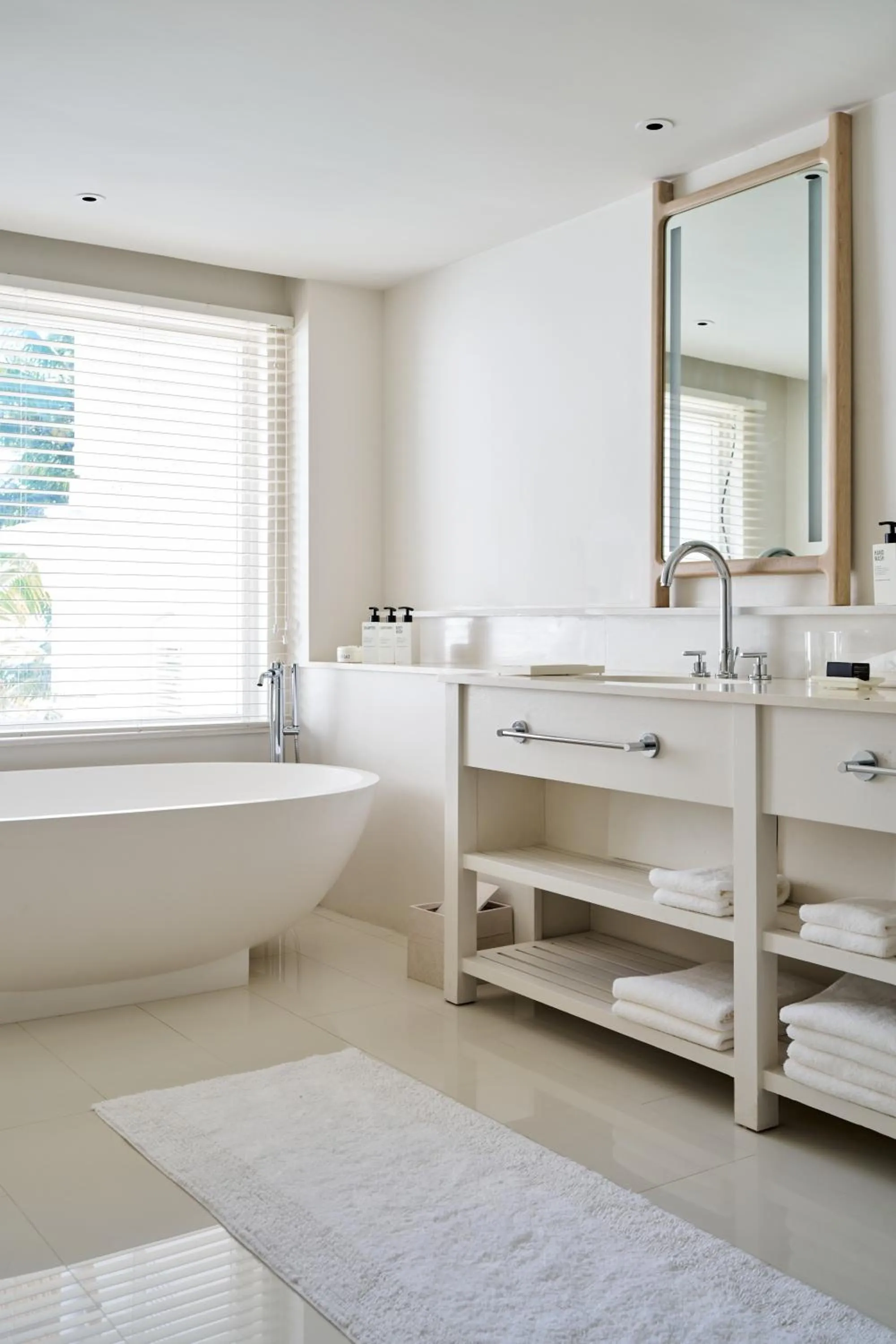 Bathroom, Bed in LUX* Belle Mare Resort & Villas