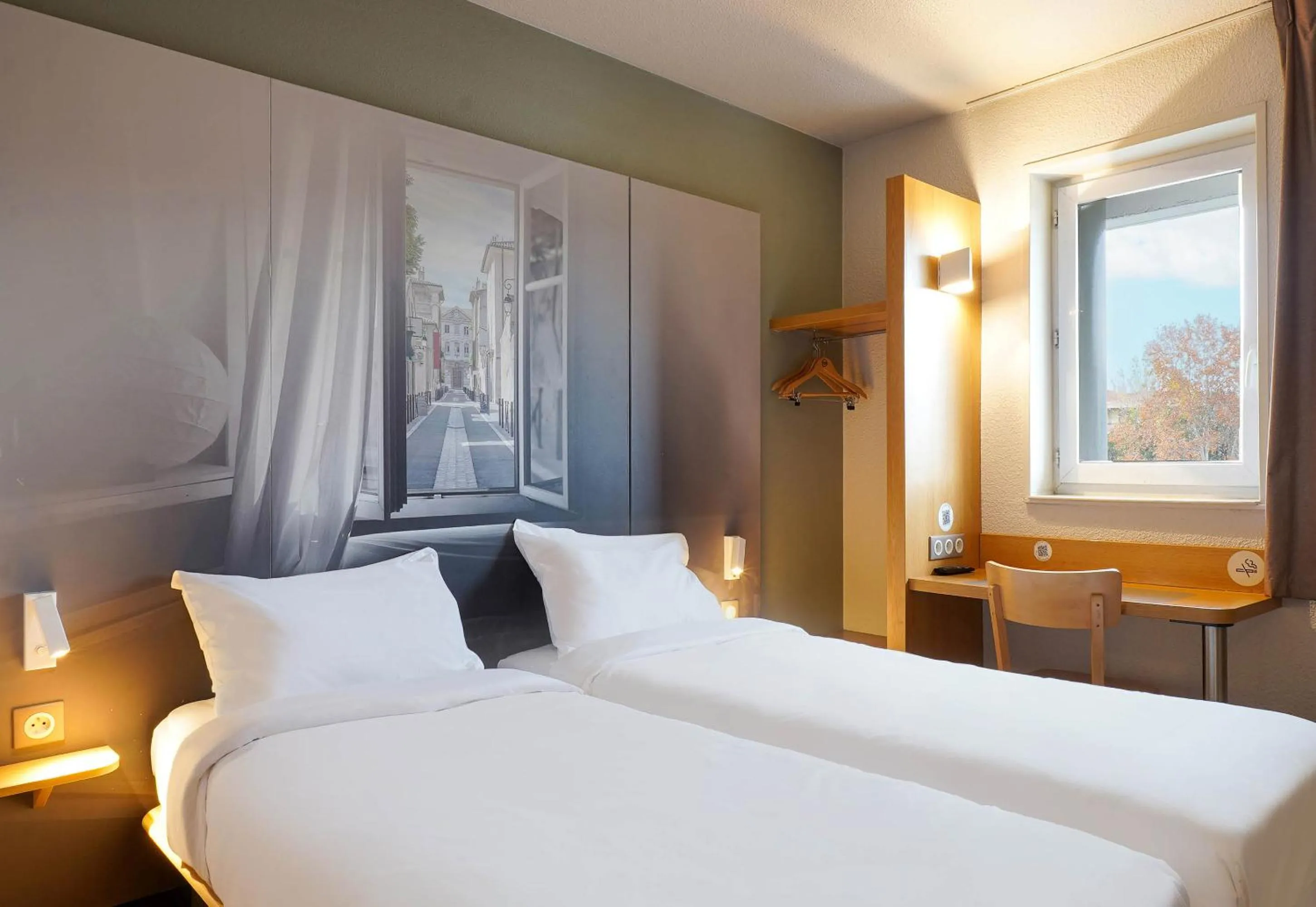 Bedroom, Bed in B&B HOTEL Aix-en-Provence Pont de l'Arc