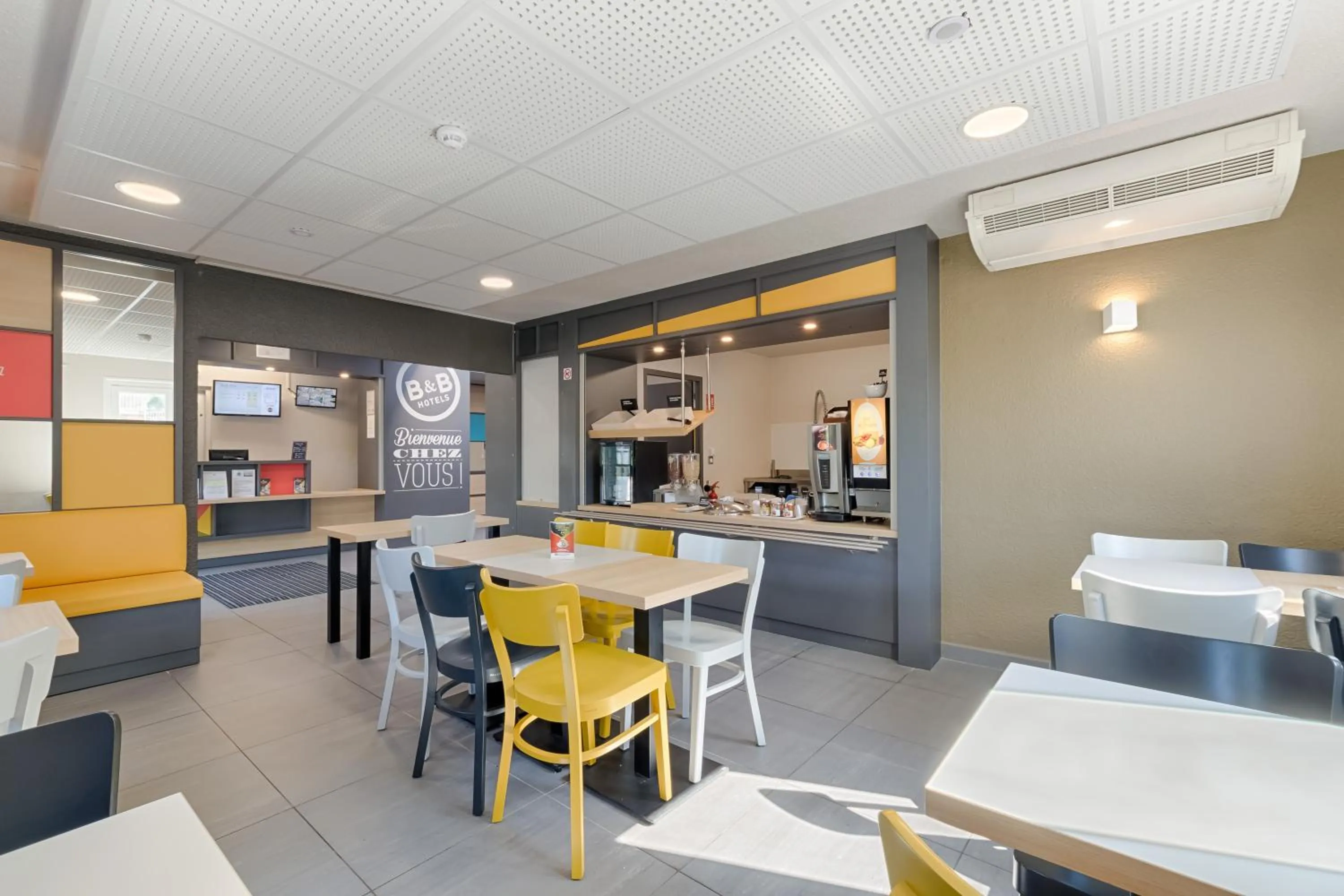 Buffet breakfast in B&B HOTEL Aix-en-Provence Pont de l'Arc