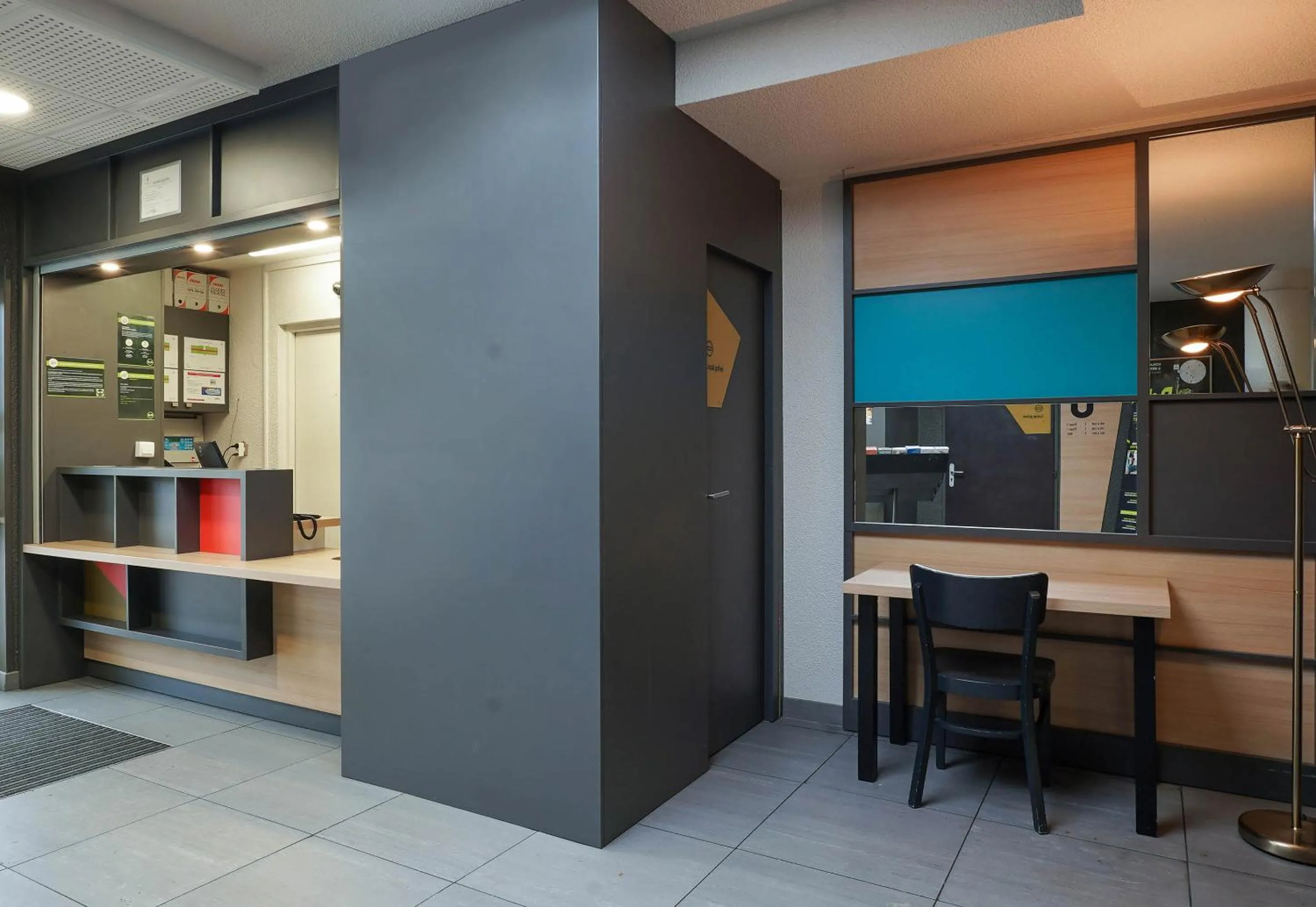 Lobby or reception in B&B HOTEL Aix-en-Provence Pont de l'Arc