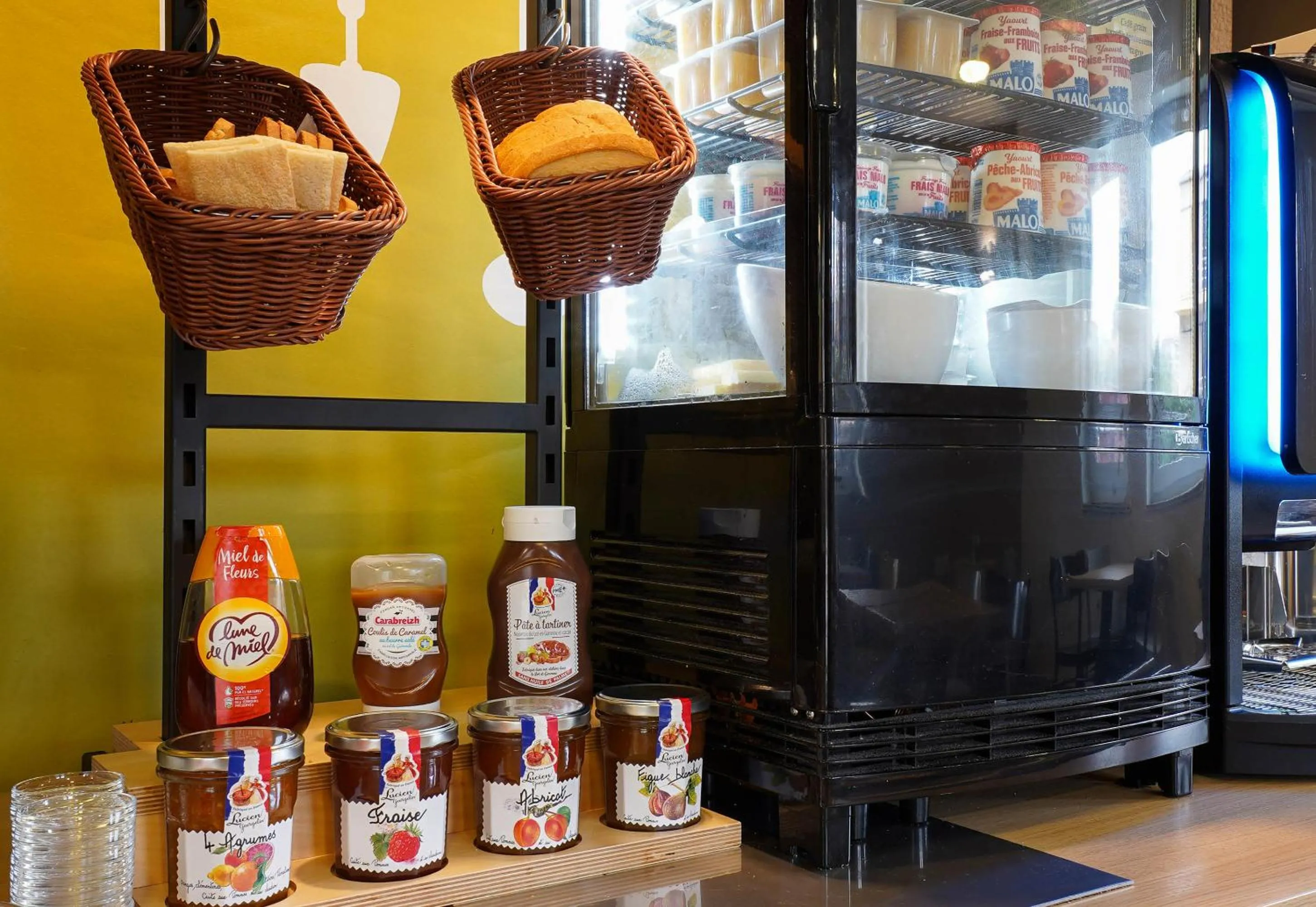 Breakfast in B&B HOTEL Aix-en-Provence Pont de l'Arc