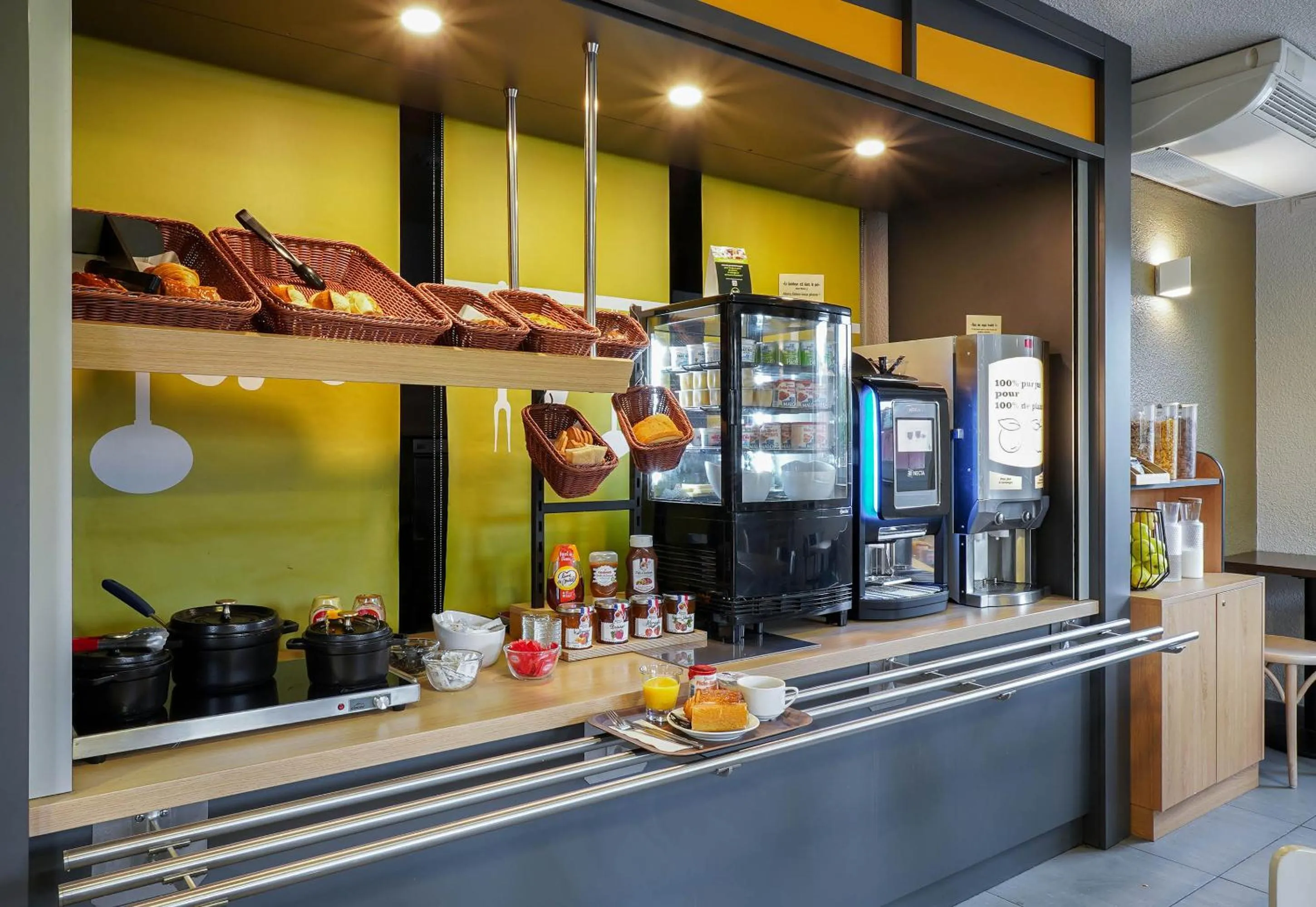 Buffet breakfast in B&B HOTEL Aix-en-Provence Pont de l'Arc