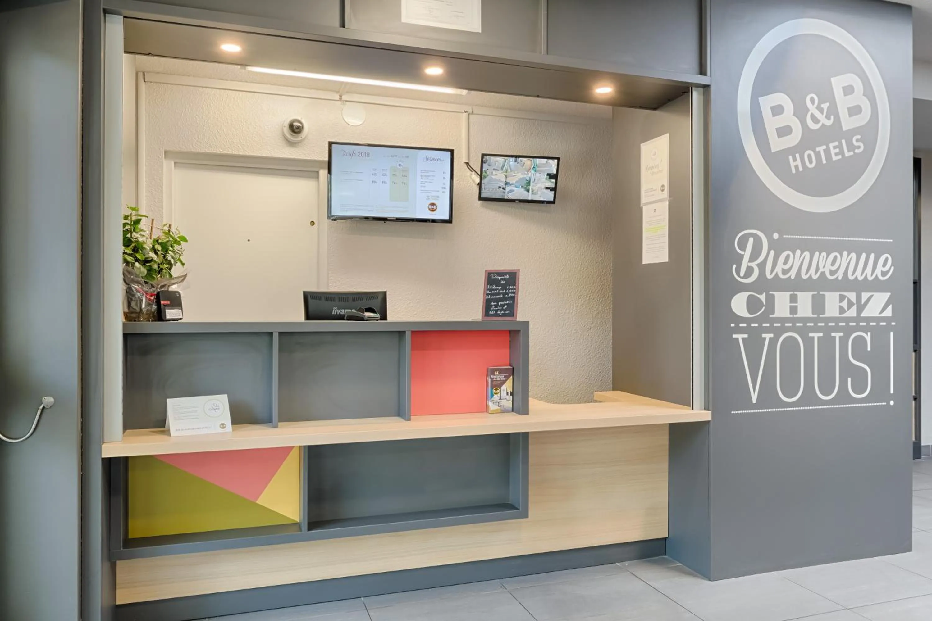 Lobby or reception in B&B HOTEL Aix-en-Provence Pont de l'Arc