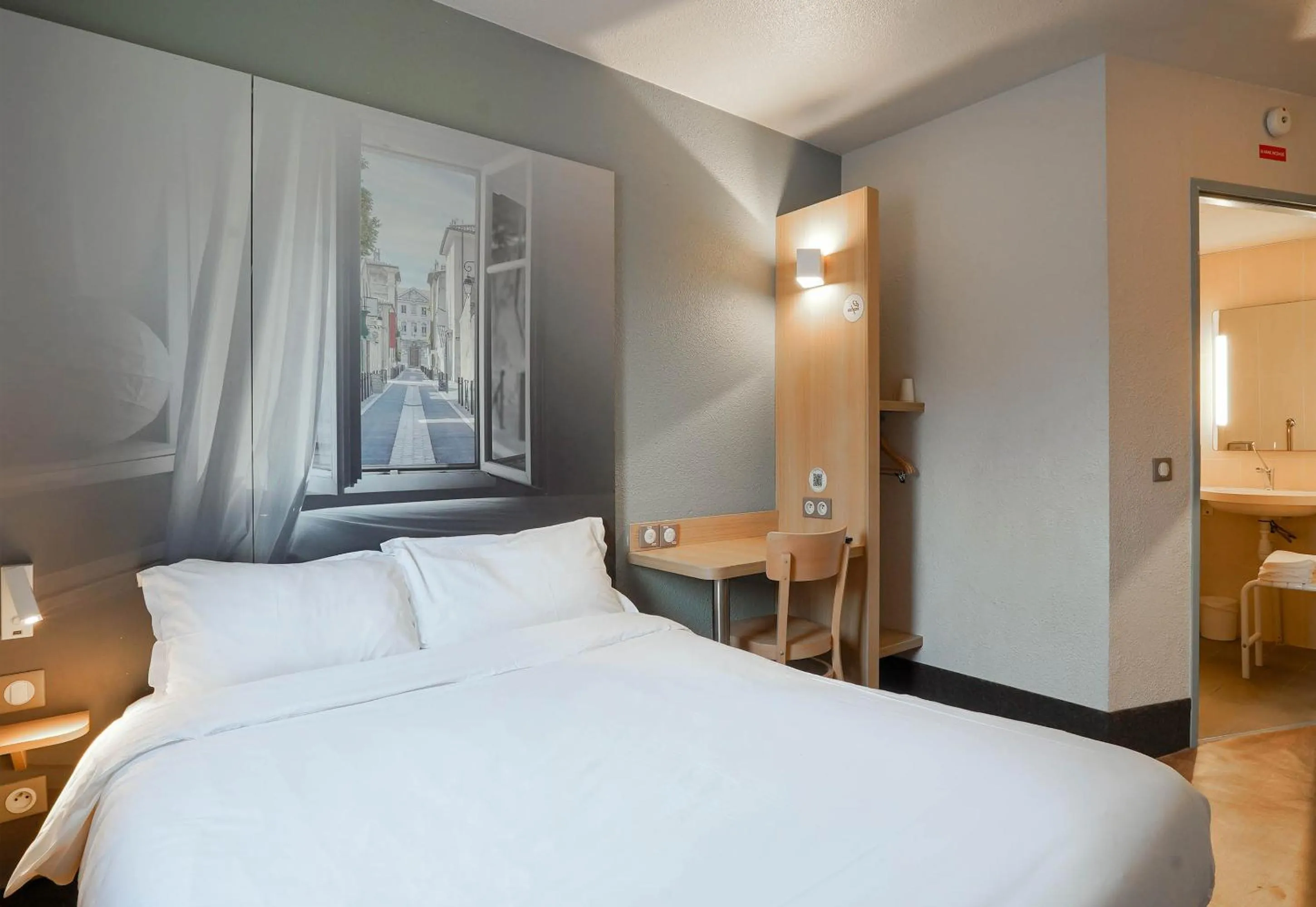 Bedroom, Bed in B&B HOTEL Aix-en-Provence Pont de l'Arc