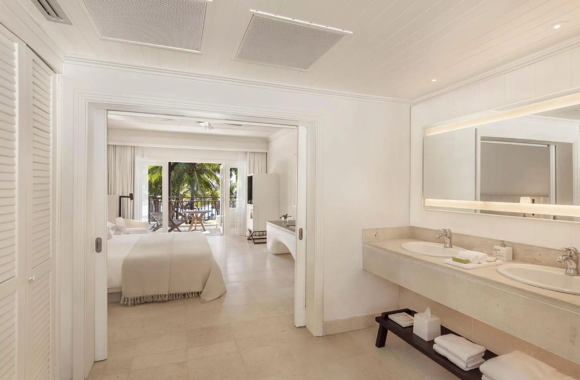 Bathroom, Bed in LUX* Le Morne Resort