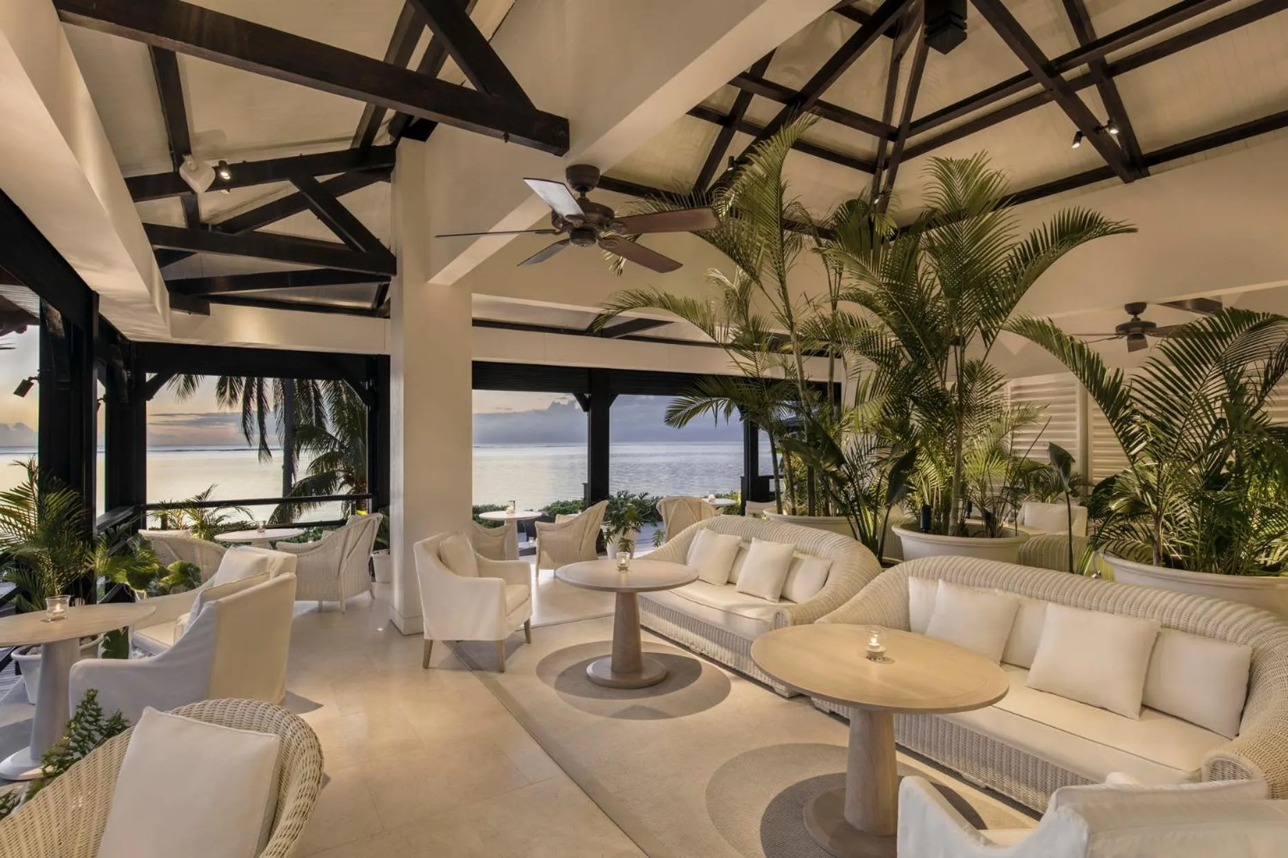 Lounge or bar in LUX* Le Morne Resort