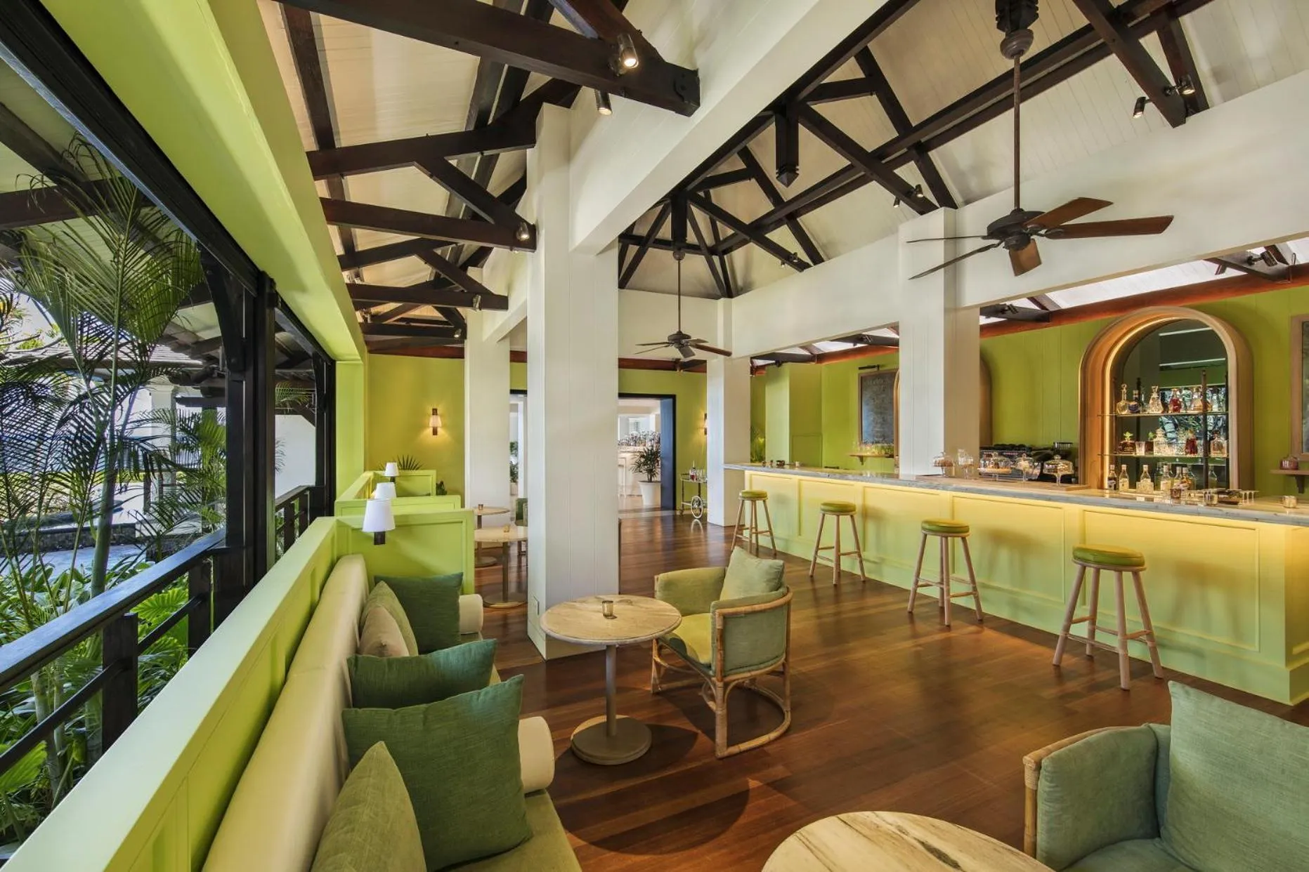 Lounge or bar in LUX* Le Morne Resort
