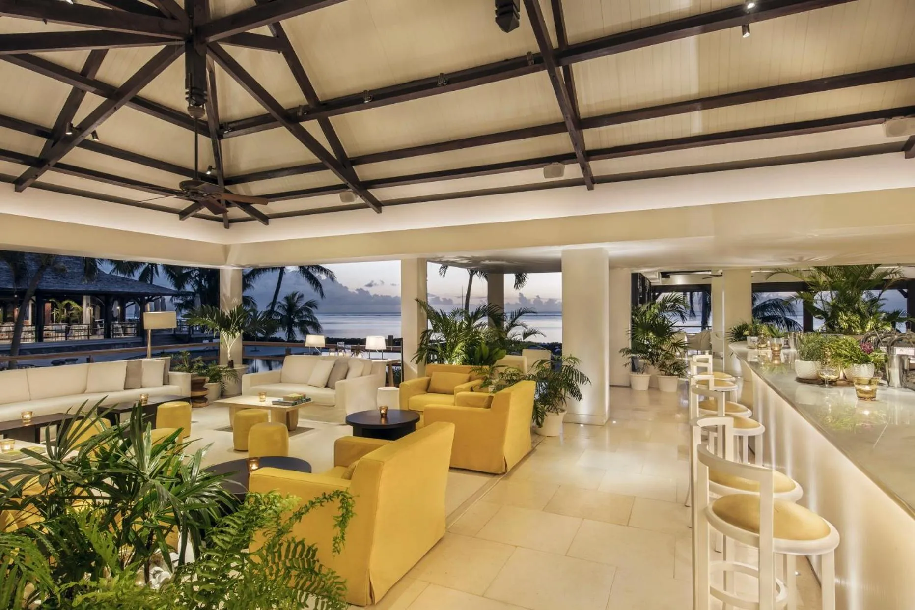 Lounge or bar in LUX* Le Morne Resort
