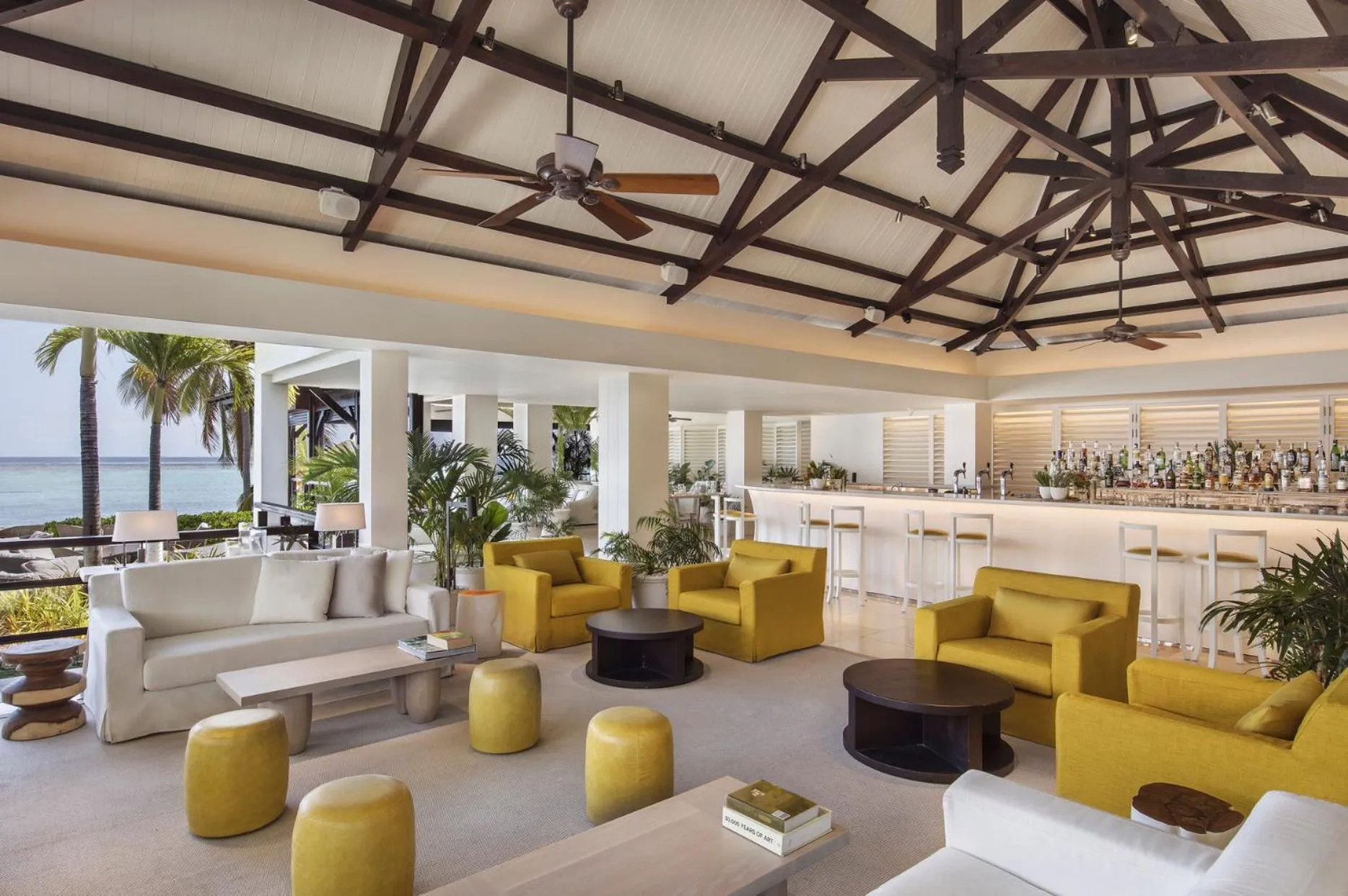 Lounge or bar in LUX* Le Morne Resort