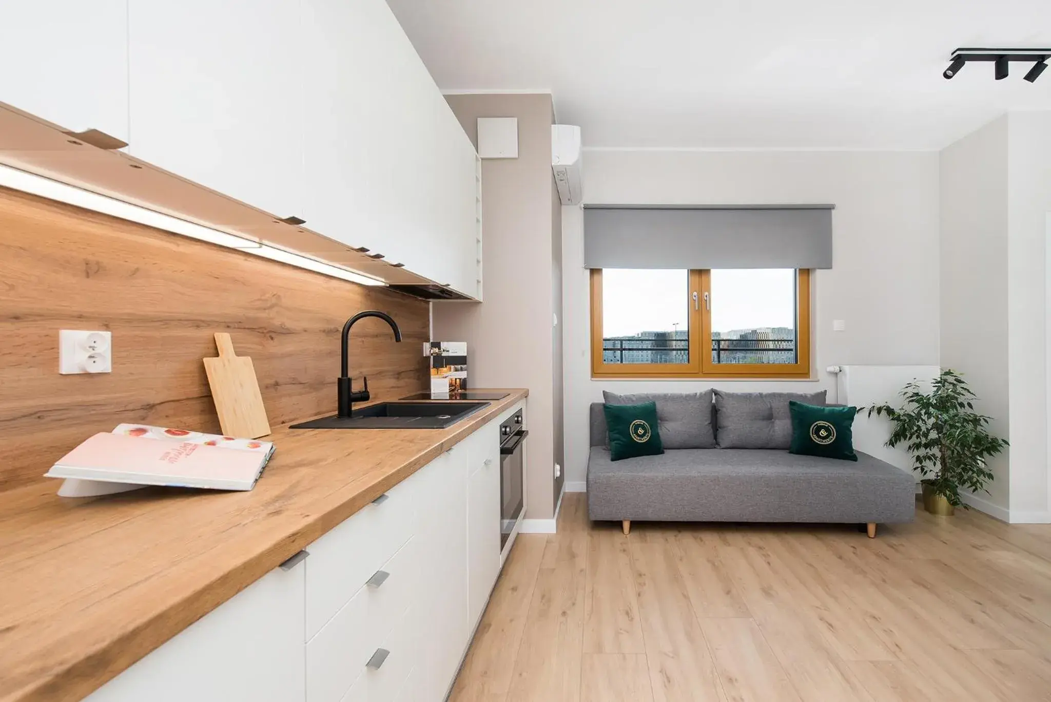 One-Bedroom Apartment with Balcony and City View in Bed&Bath Luxury Apartments One-Bedroom Apartment with Balcony and City View in Bed&Bath Luxury Apartments