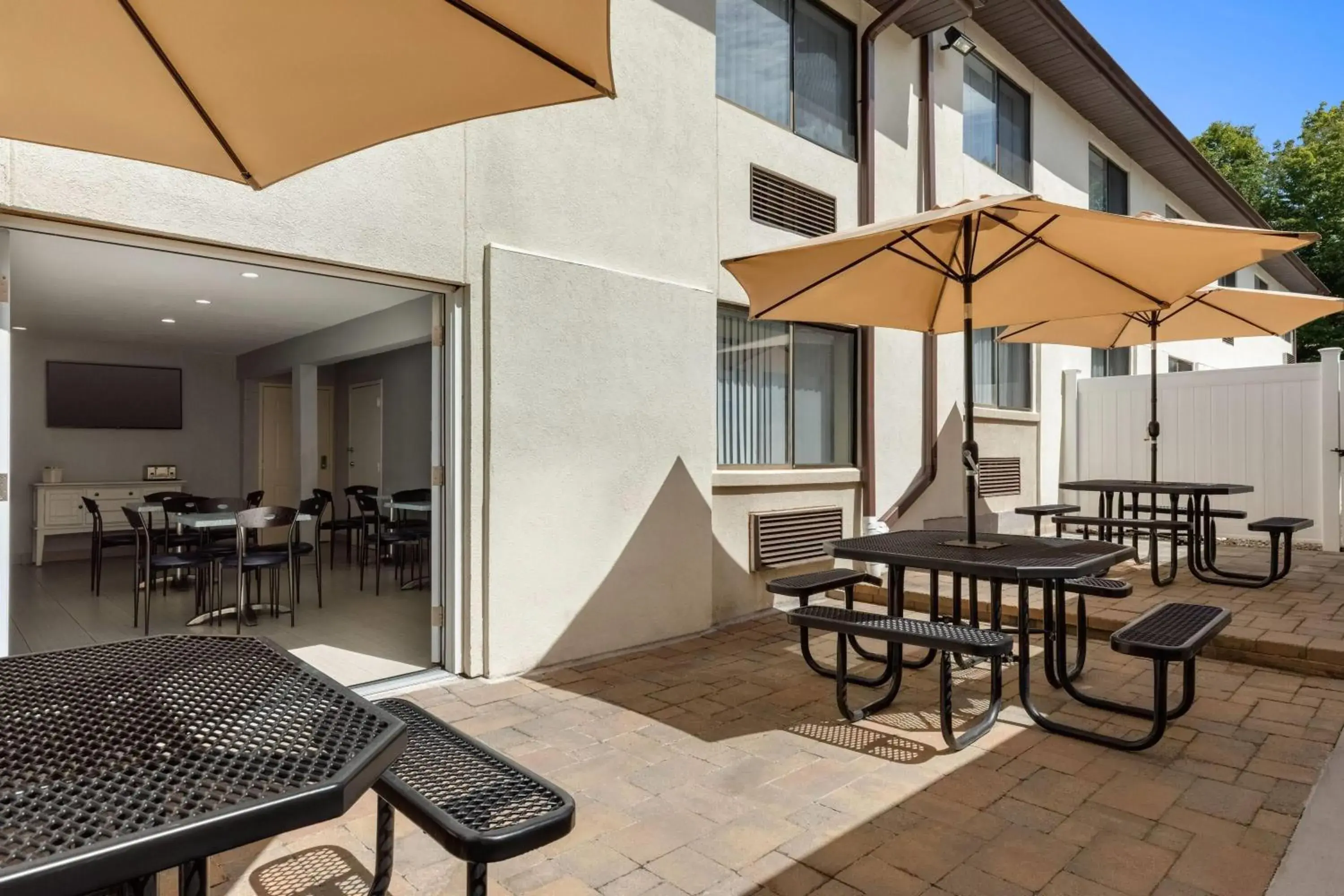 Breakfast in Baymont by Wyndham Branford/New Haven Breakfast in Baymont by Wyndham Branford/New Haven