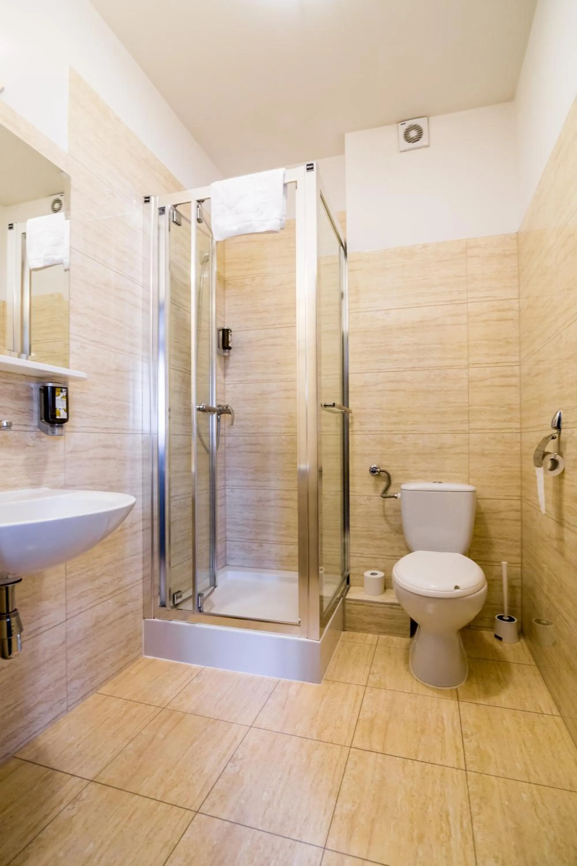 Shower in Dworek Pani Walewska