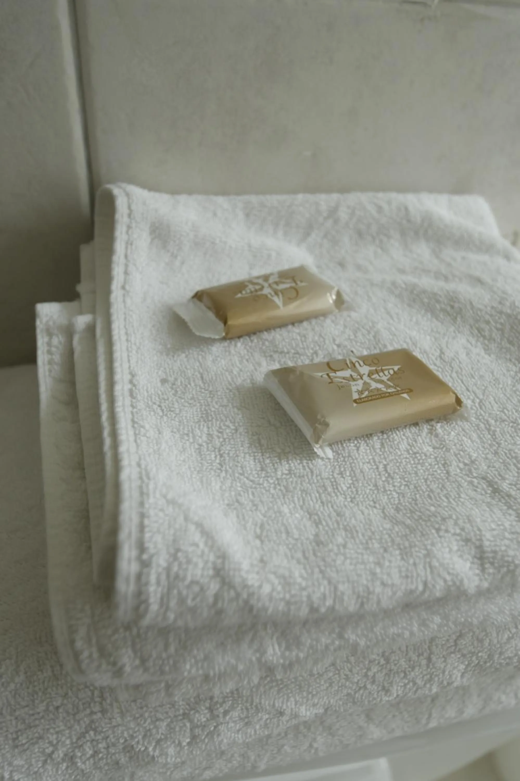 towels, Bed in Dptos Castelar