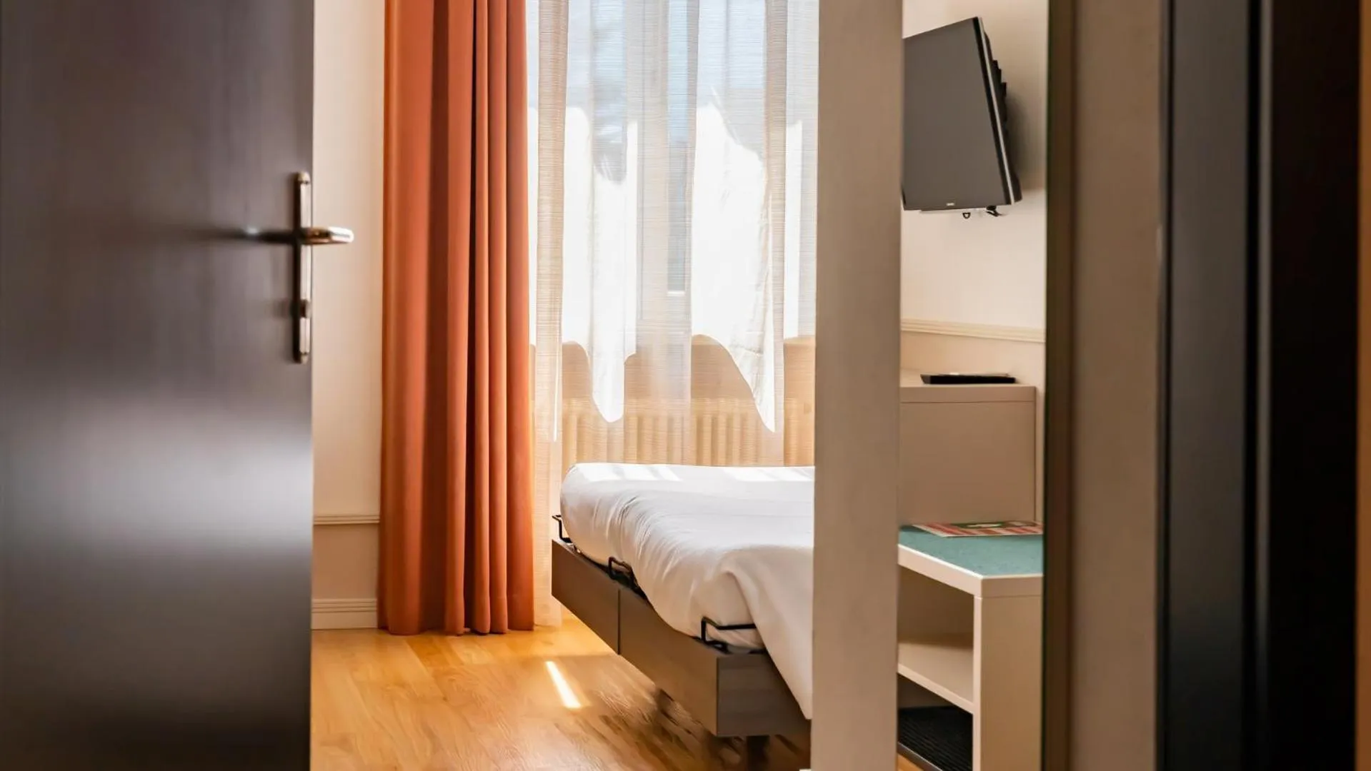 Photo of the whole room, Bed in Hotel Pestalozzi Lugano