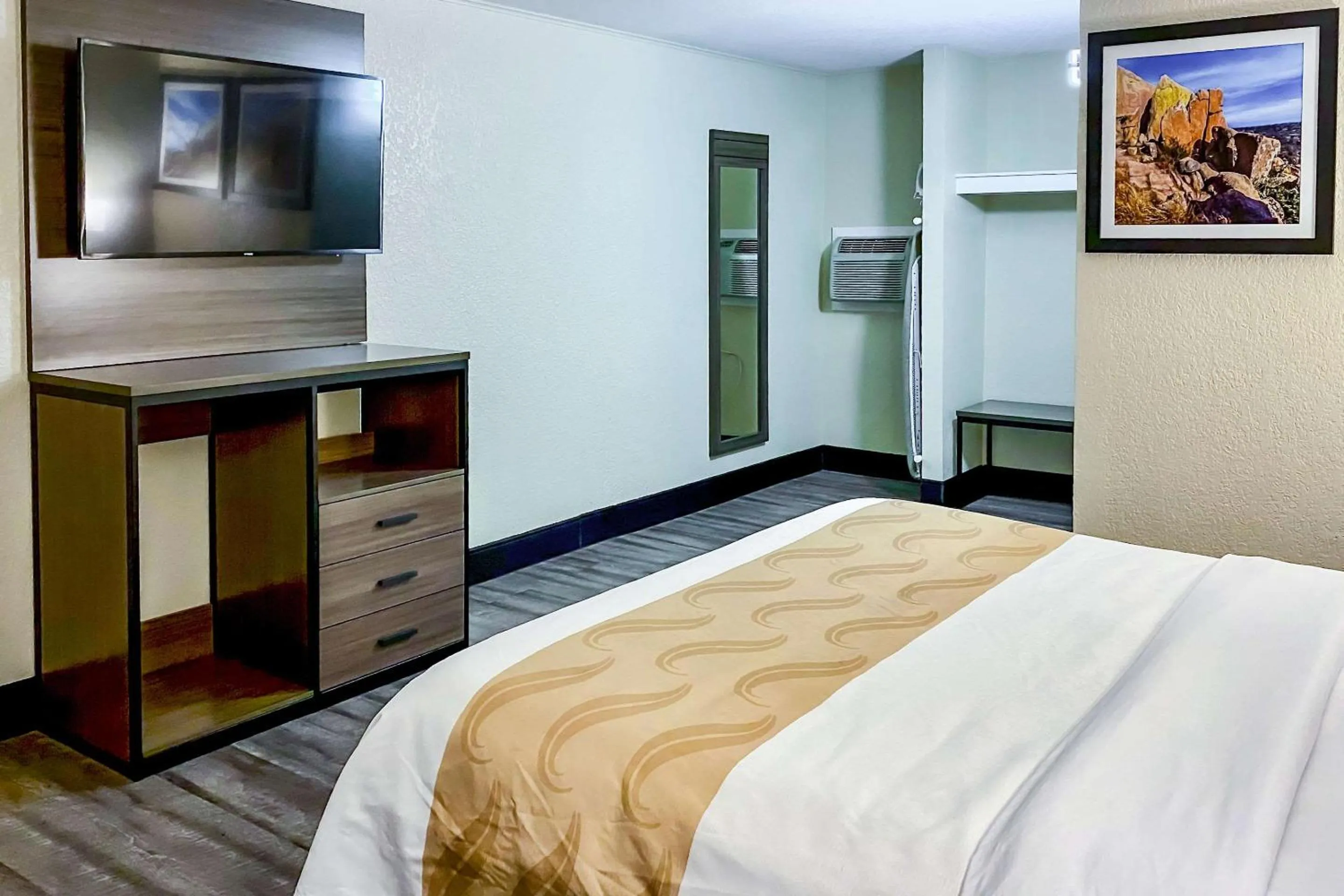 Bedroom, Bed in Quality Inn & Suites Airport