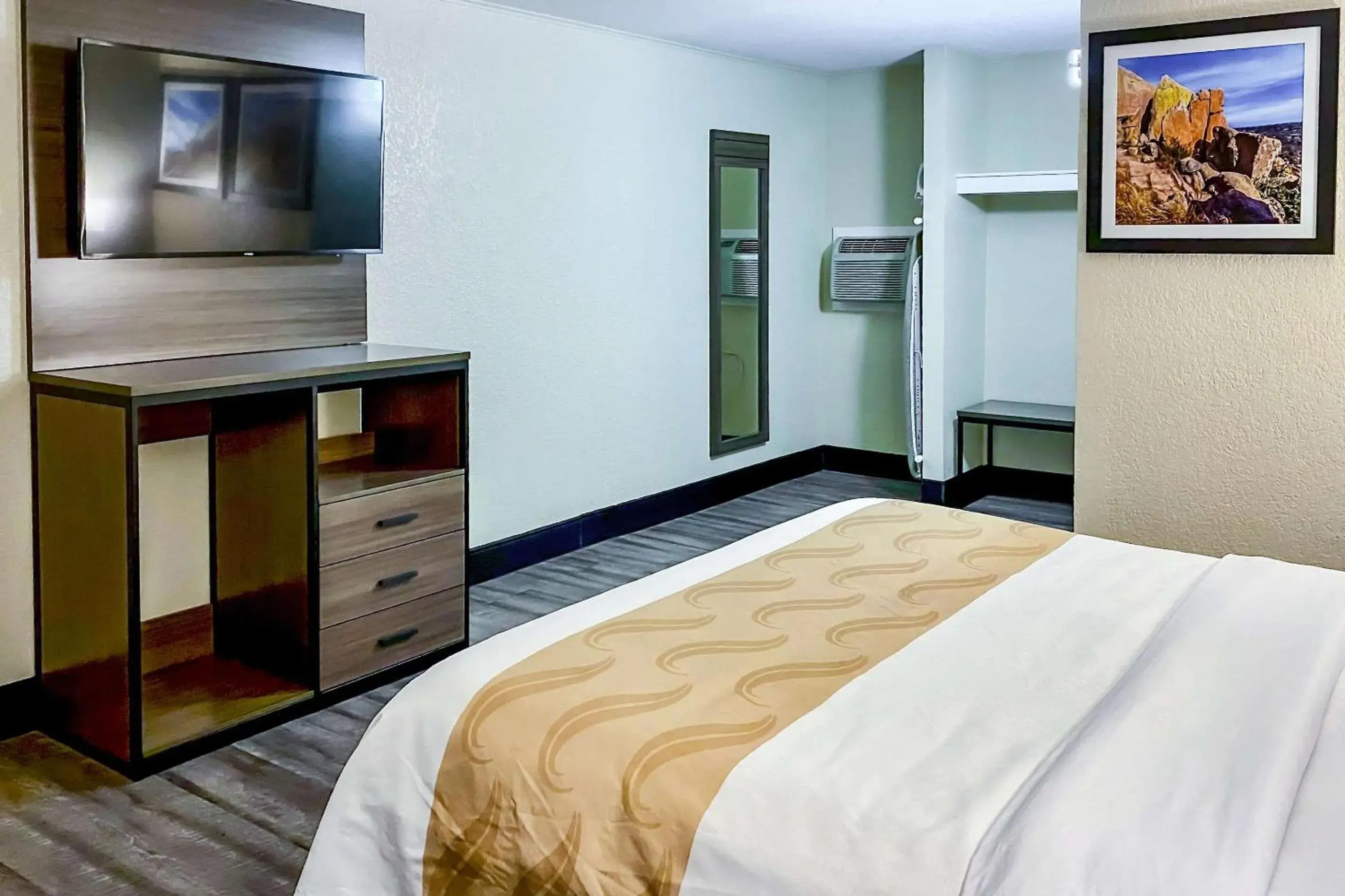 Bedroom, Bed in Quality Inn & Suites Airport Bedroom, Bed in Quality Inn & Suites Airport