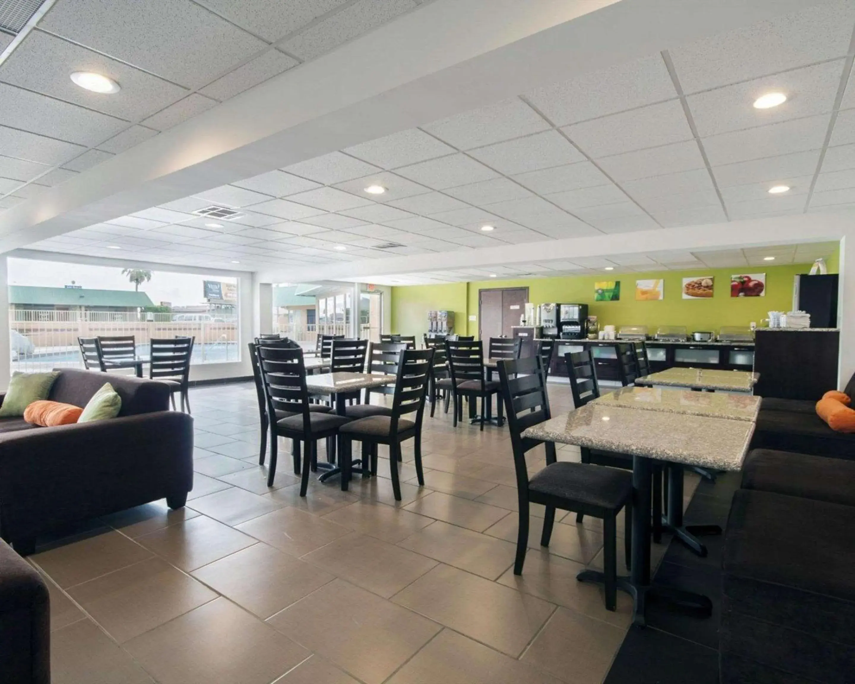 Restaurant/places to eat in Quality Inn & Suites Airport Restaurant/places to eat in Quality Inn & Suites Airport