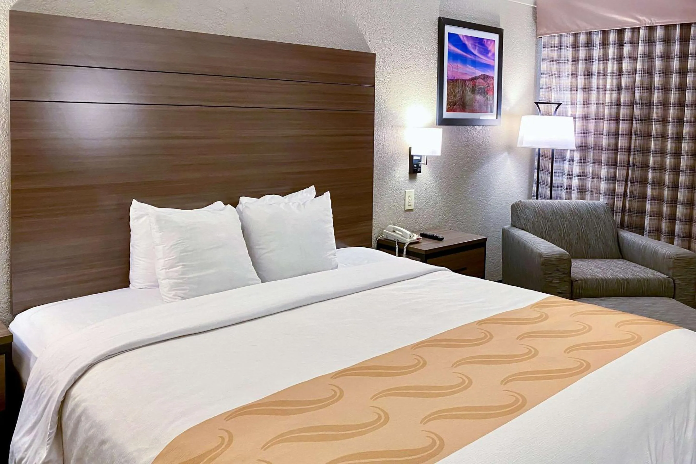 Bedroom, Bed in Quality Inn & Suites Airport