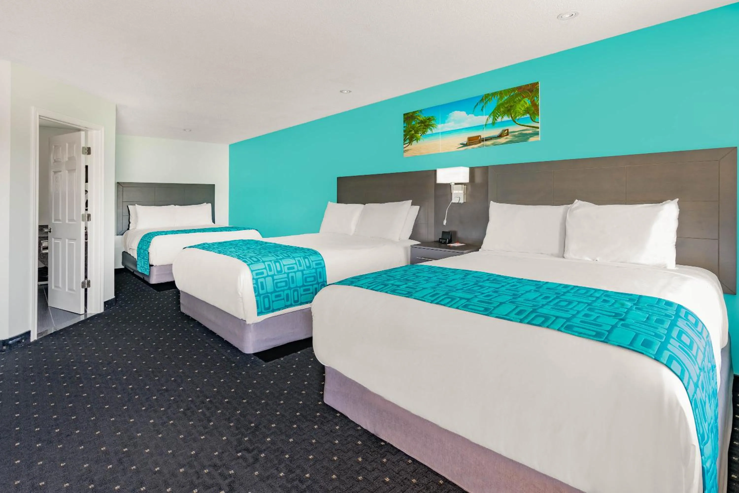 Photo of the whole room, Bed in Howard Johnson by Wyndham Gananoque