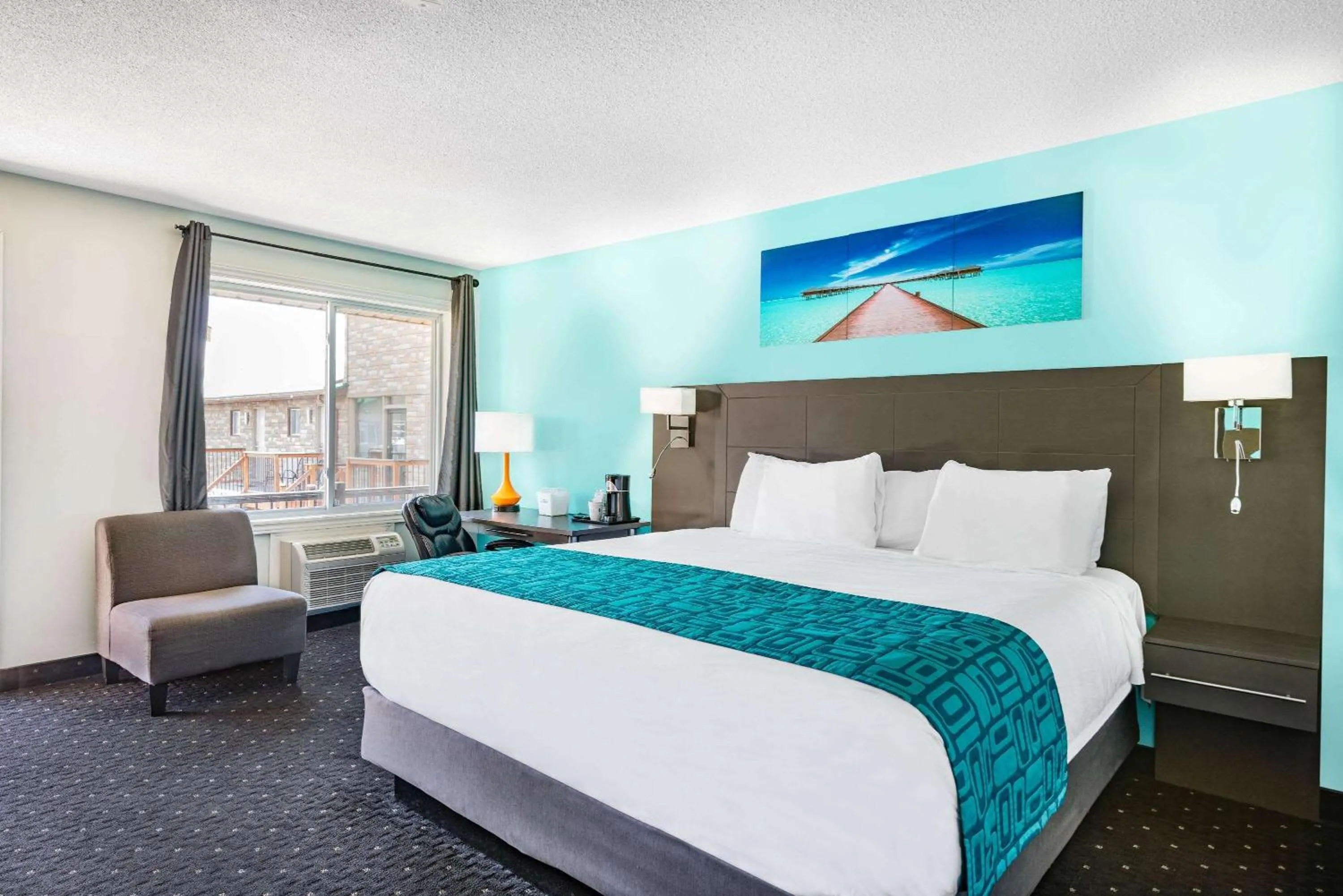 Photo of the whole room, Bed in Howard Johnson by Wyndham Gananoque