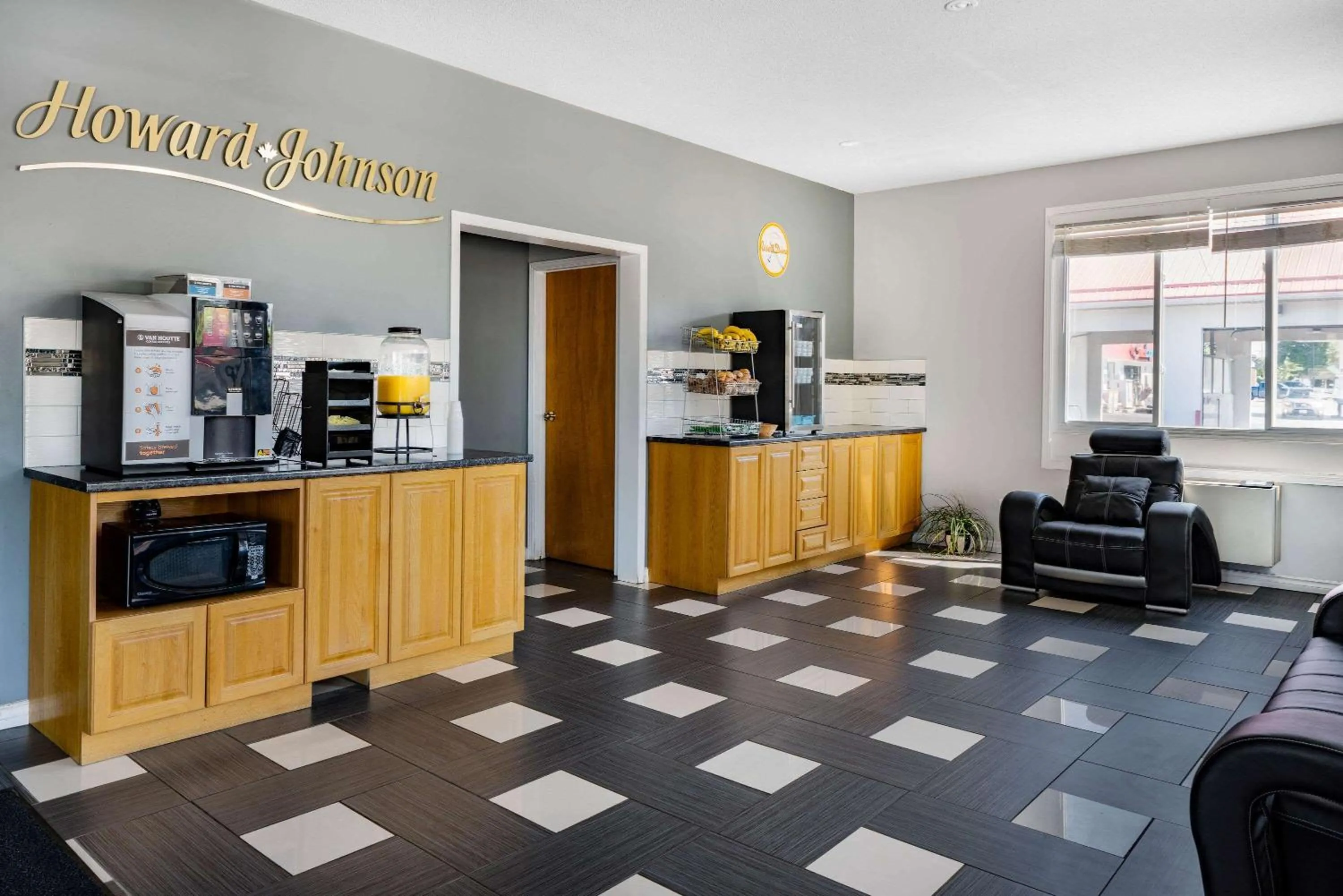 Restaurant/places to eat in Howard Johnson by Wyndham Gananoque