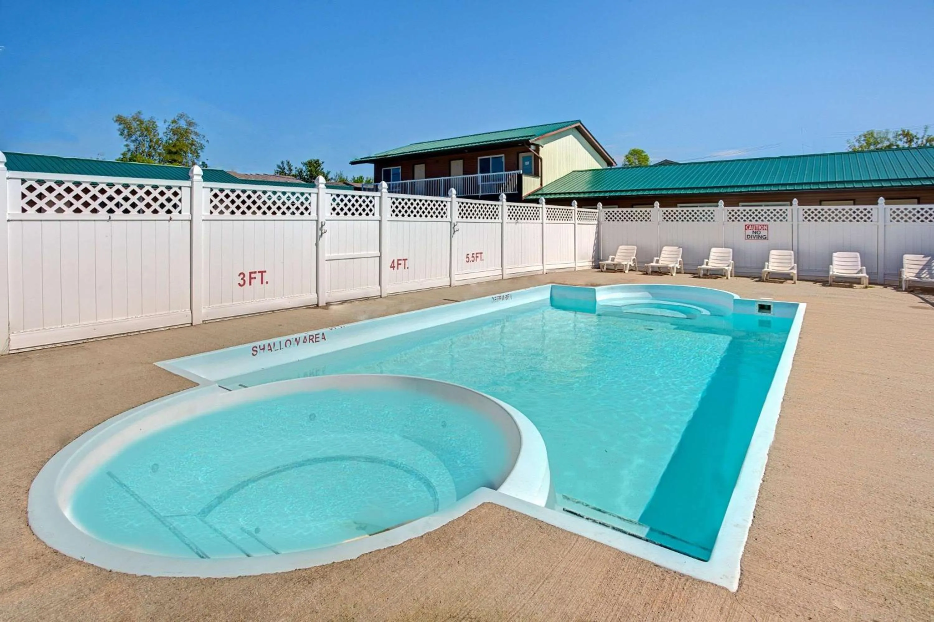 On site in Howard Johnson by Wyndham Gananoque