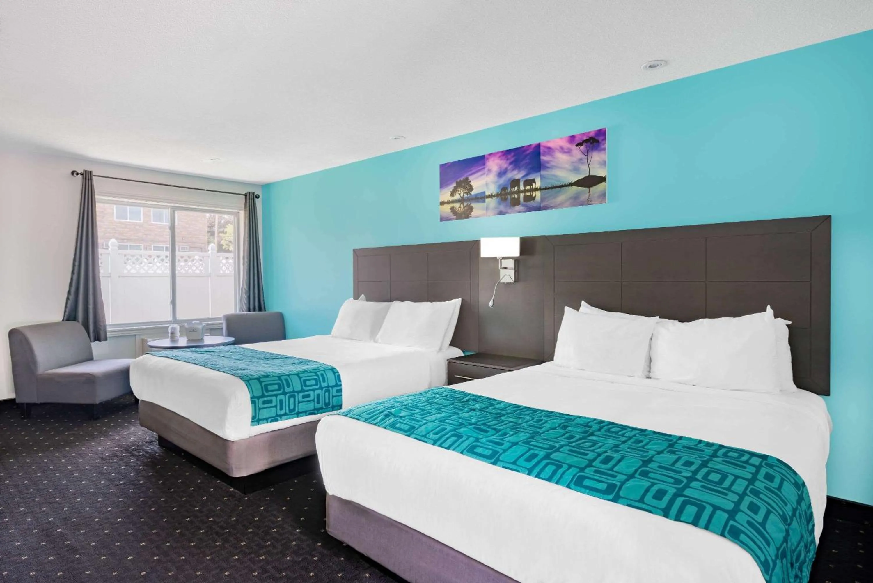 Photo of the whole room, Bed in Howard Johnson by Wyndham Gananoque