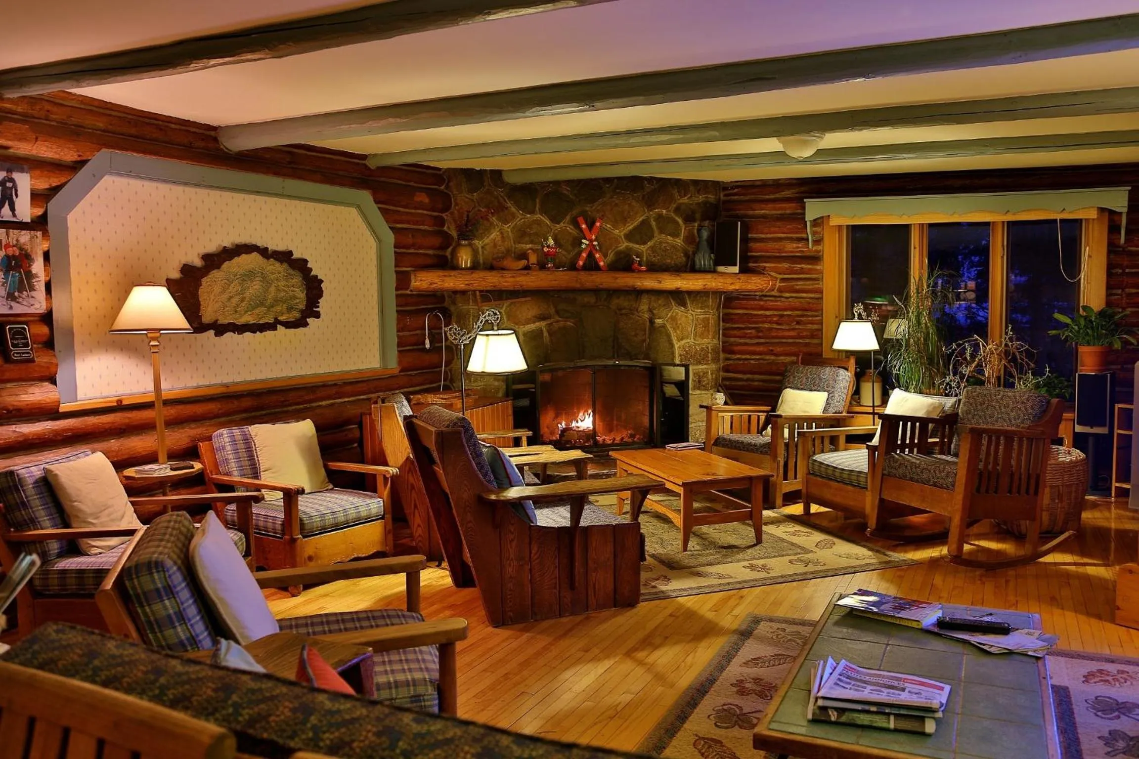 Communal lounge/ TV room in Auberge Le Lupin-Self Check-in