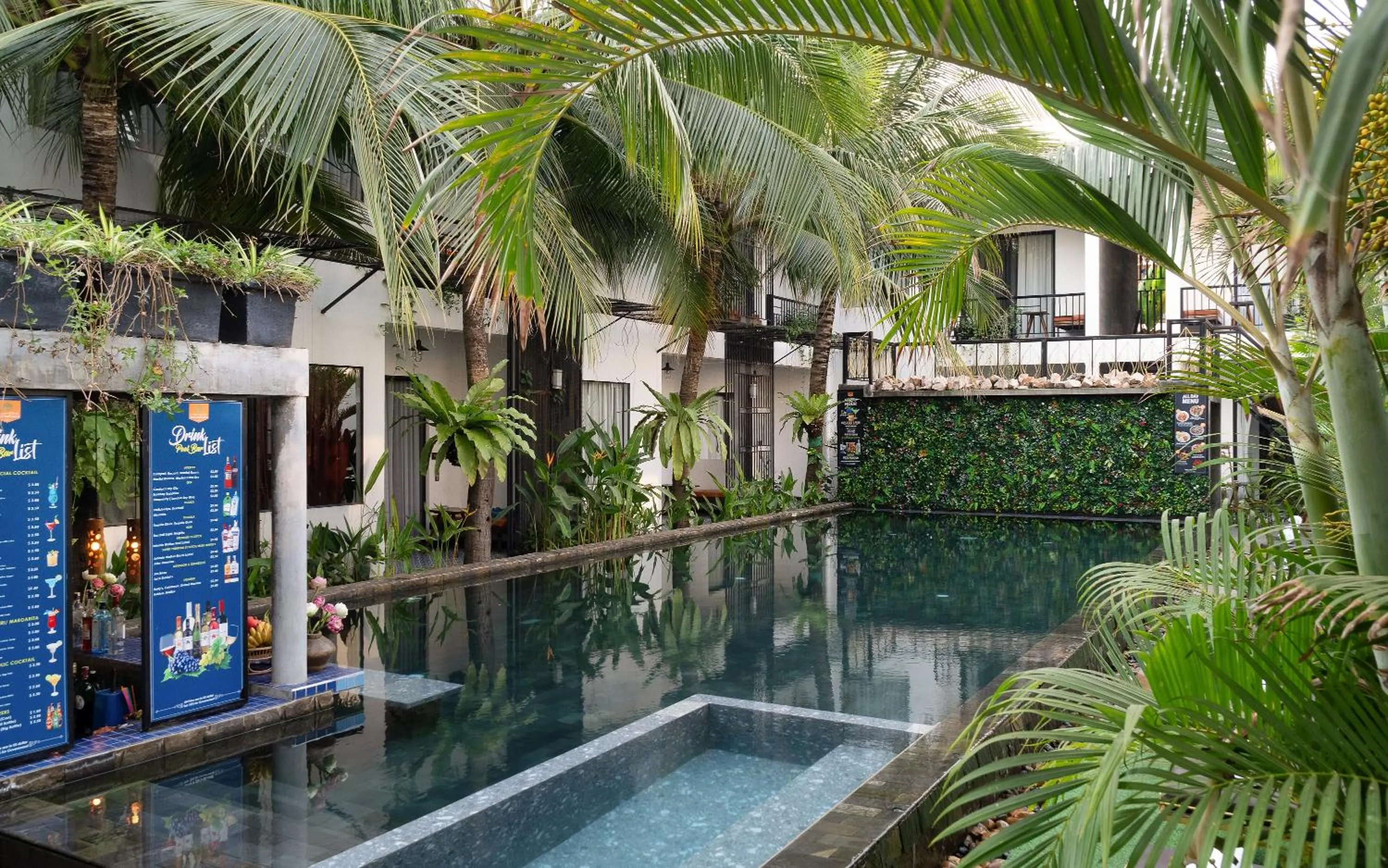 Day in Central Corner d'Angkor