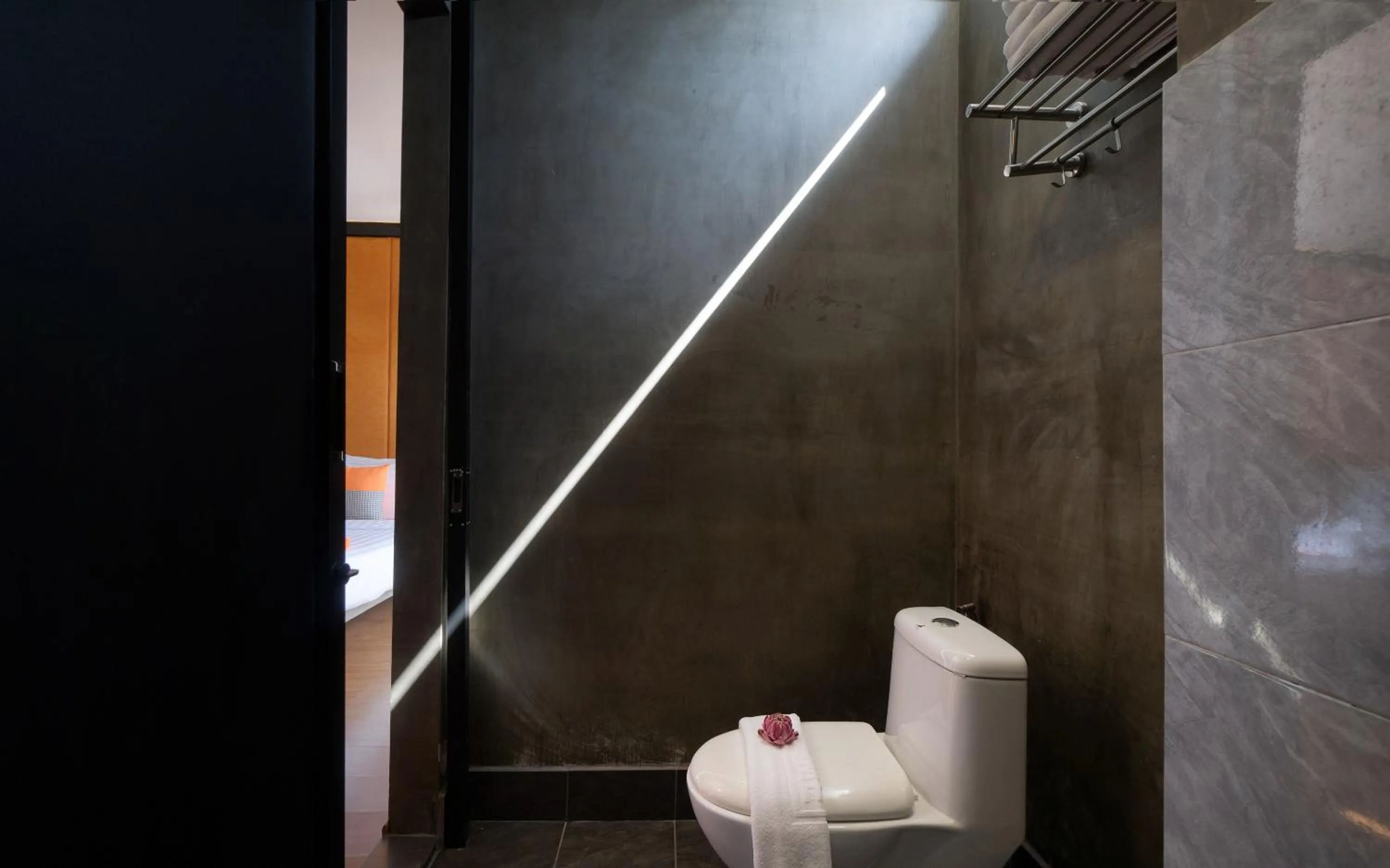 Shower in Central Corner d'Angkor