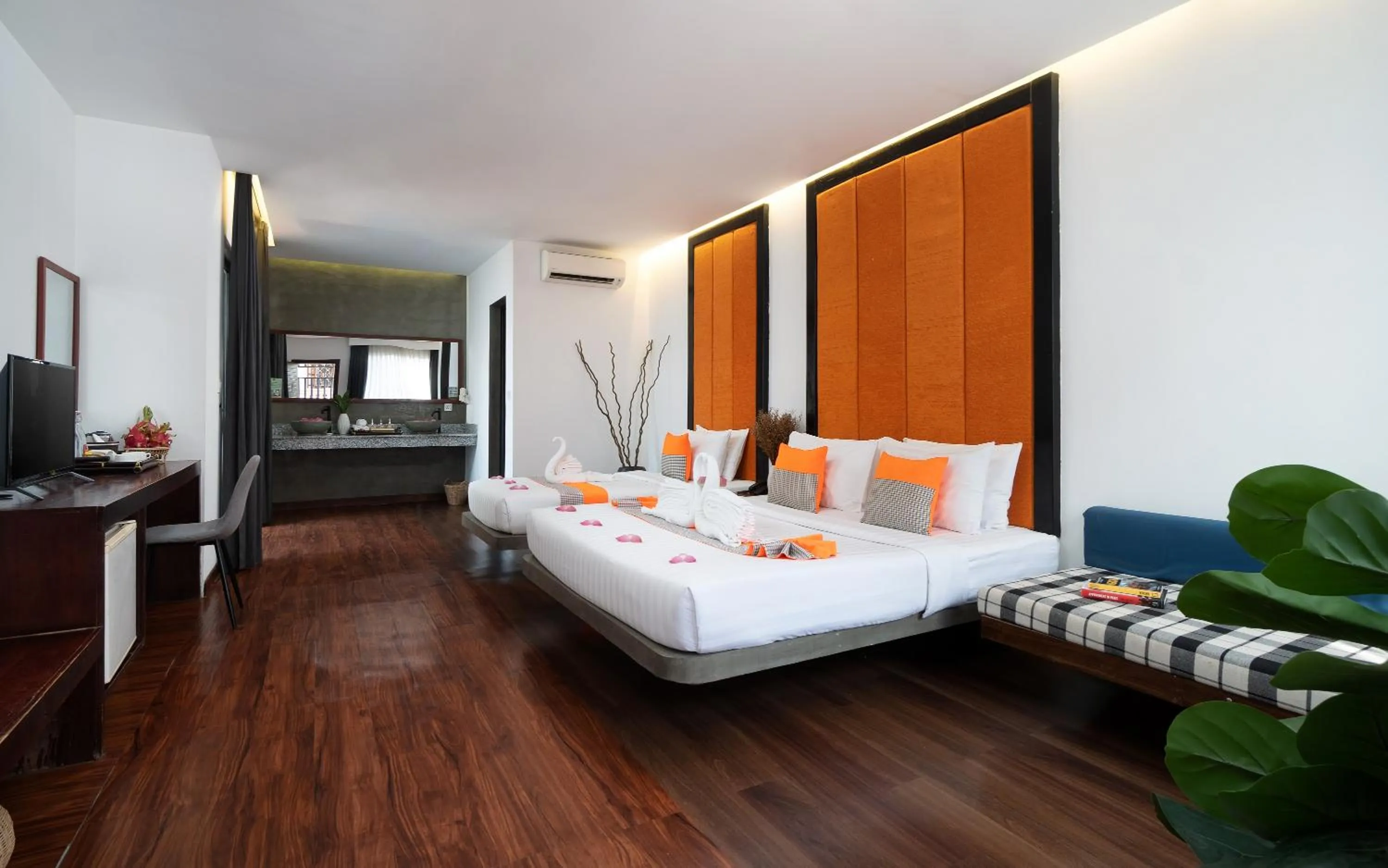 Bed in Central Corner d'Angkor