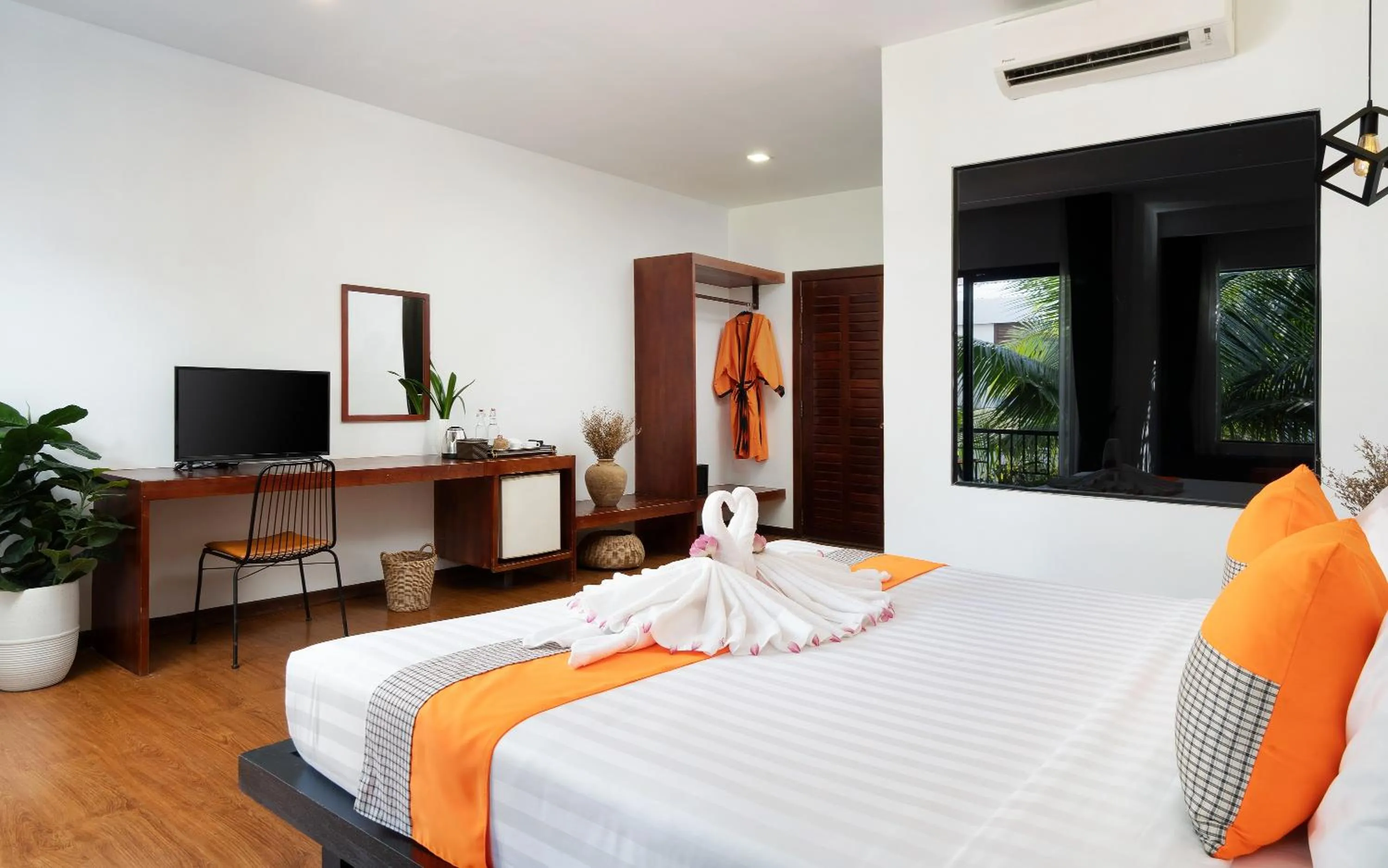 Bed in Central Corner d'Angkor