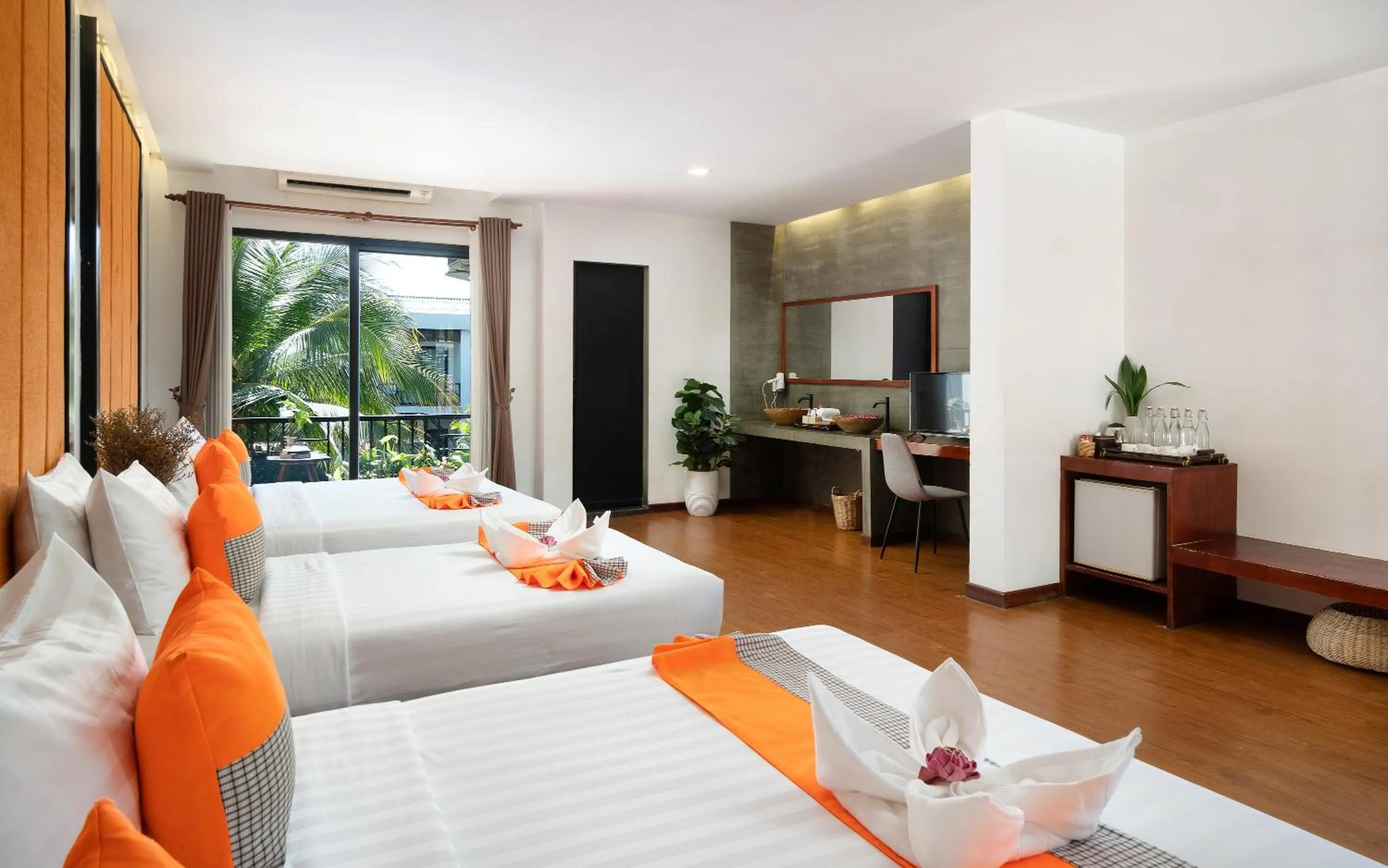 Bed in Central Corner d'Angkor