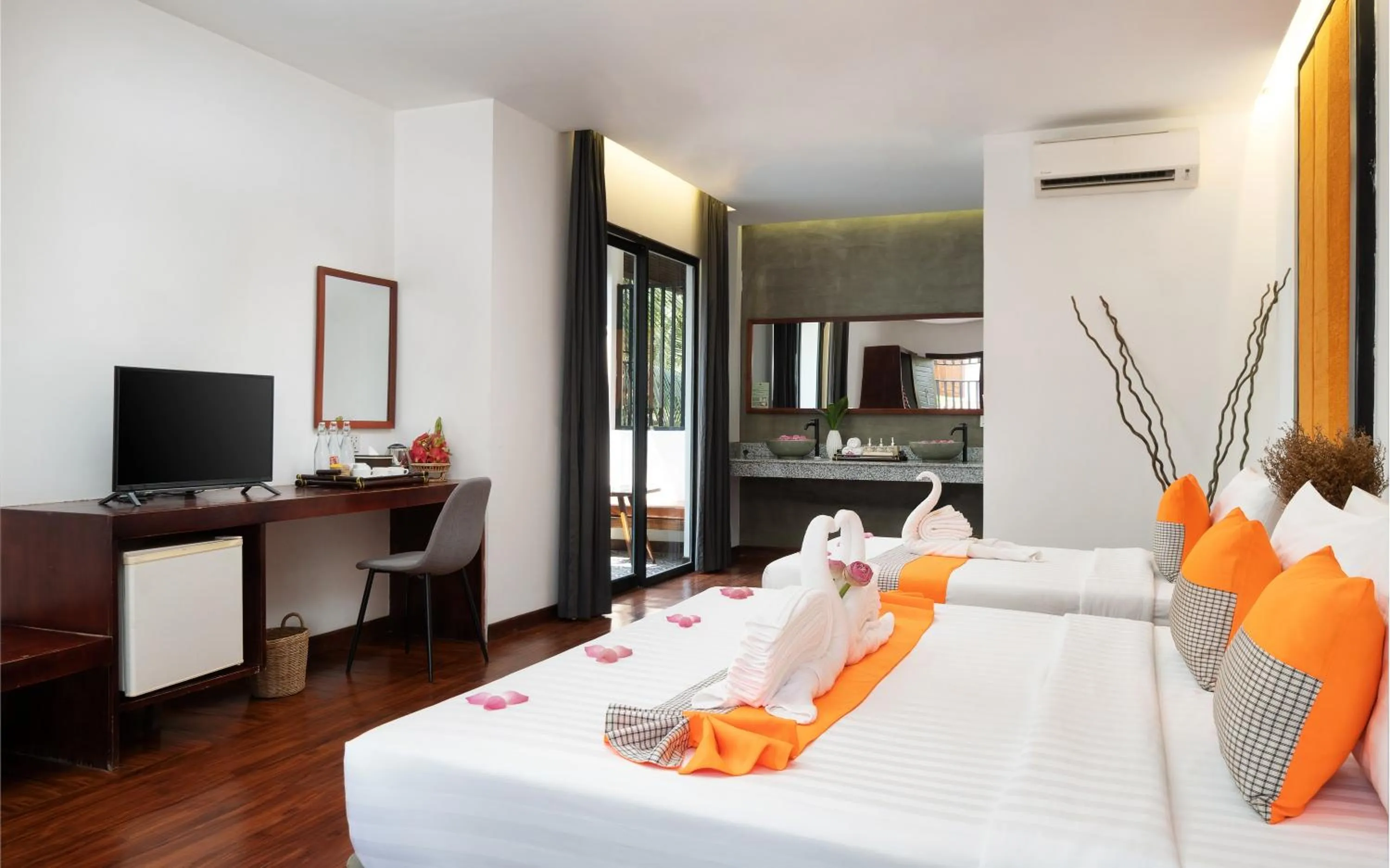 Bed in Central Corner d'Angkor