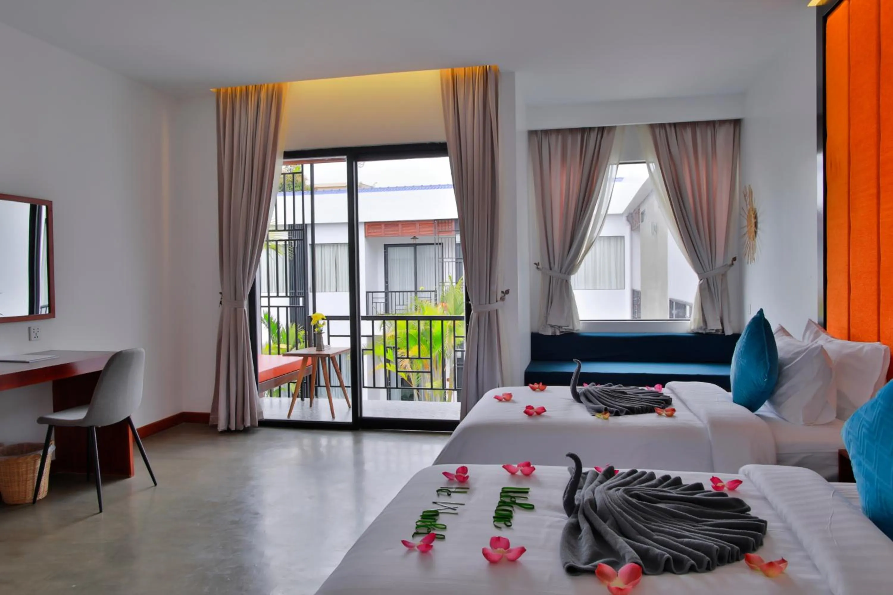 Pool view, Bed in Central Corner d'Angkor