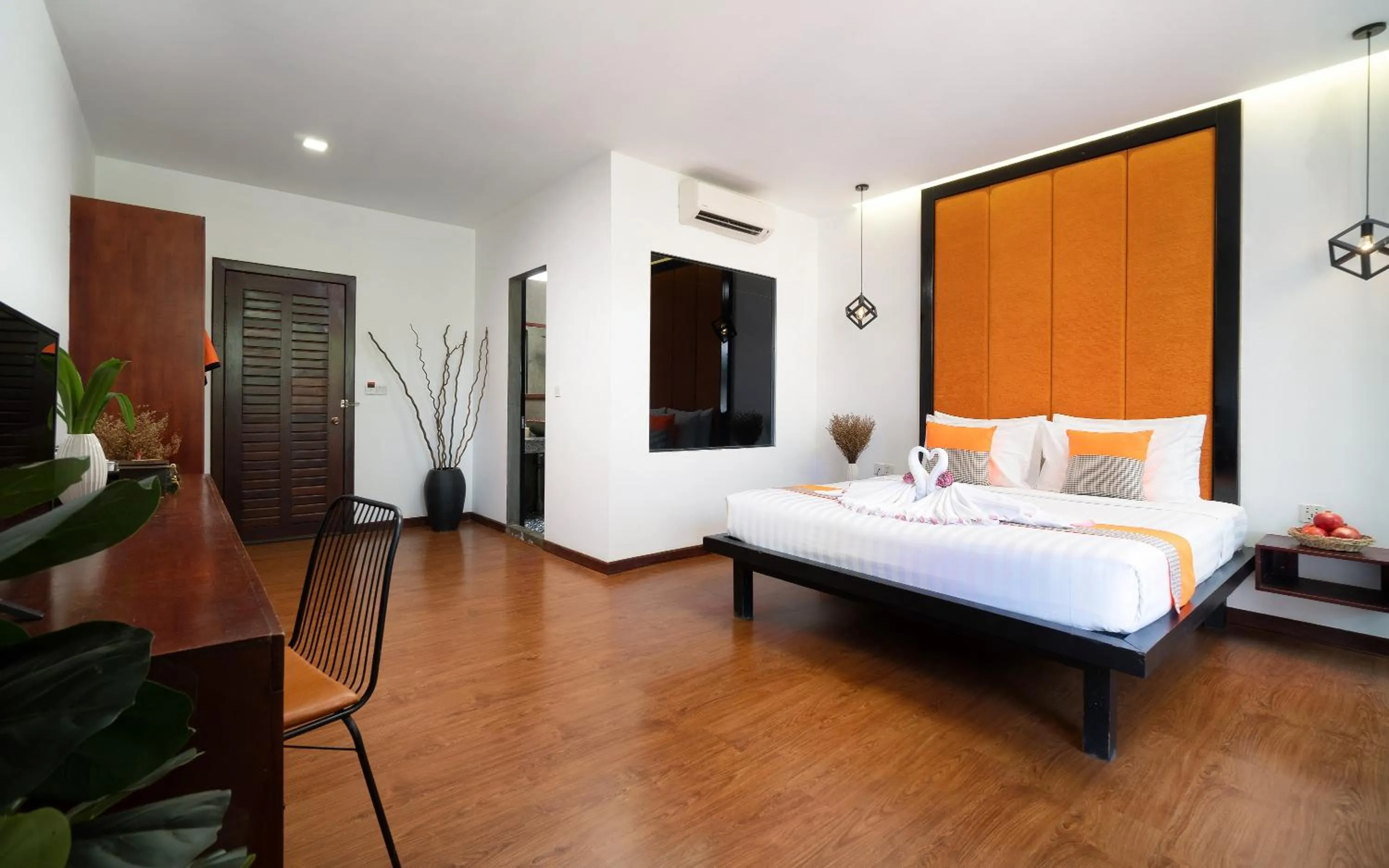 Bed in Central Corner d'Angkor