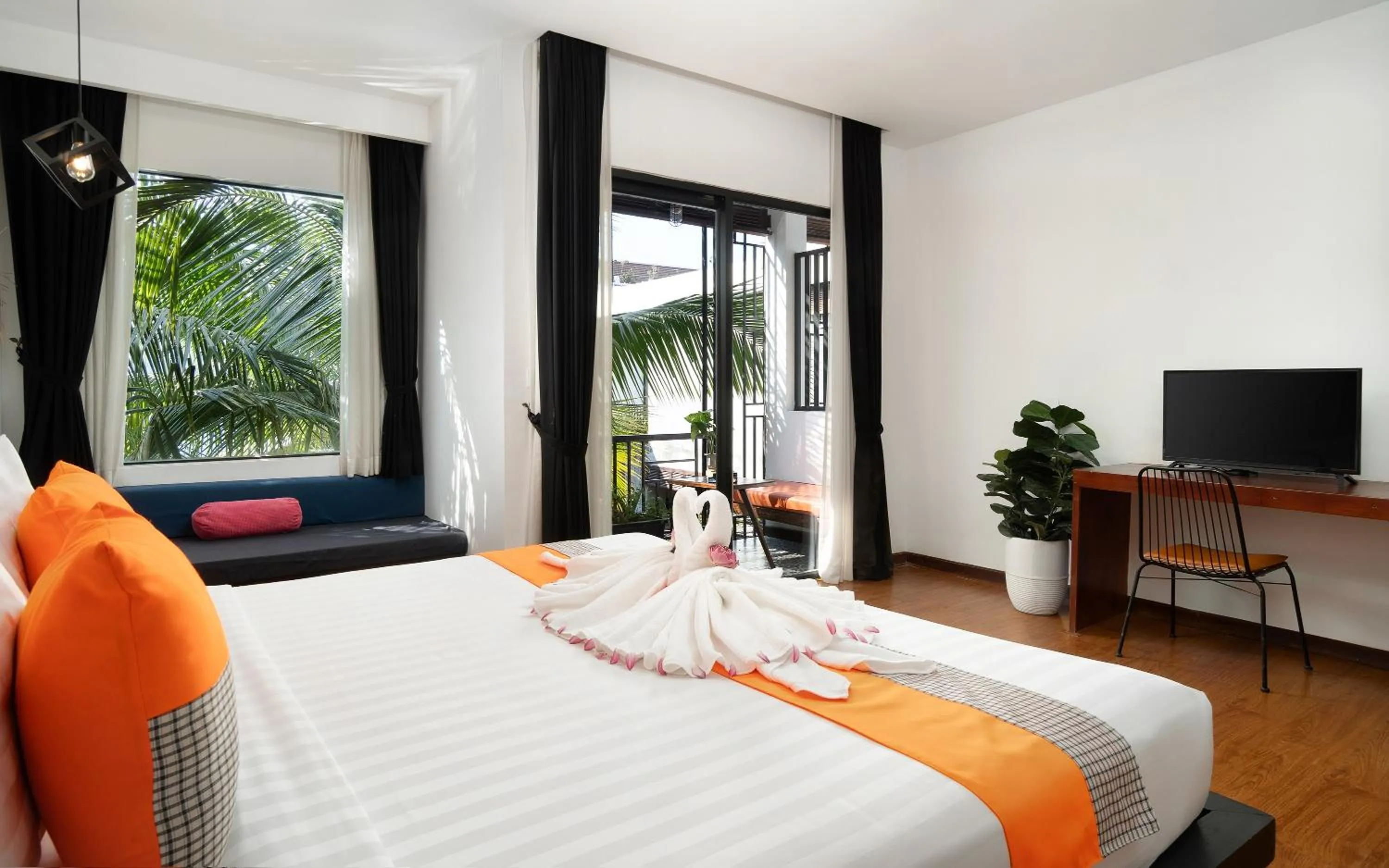 Bed in Central Corner d'Angkor