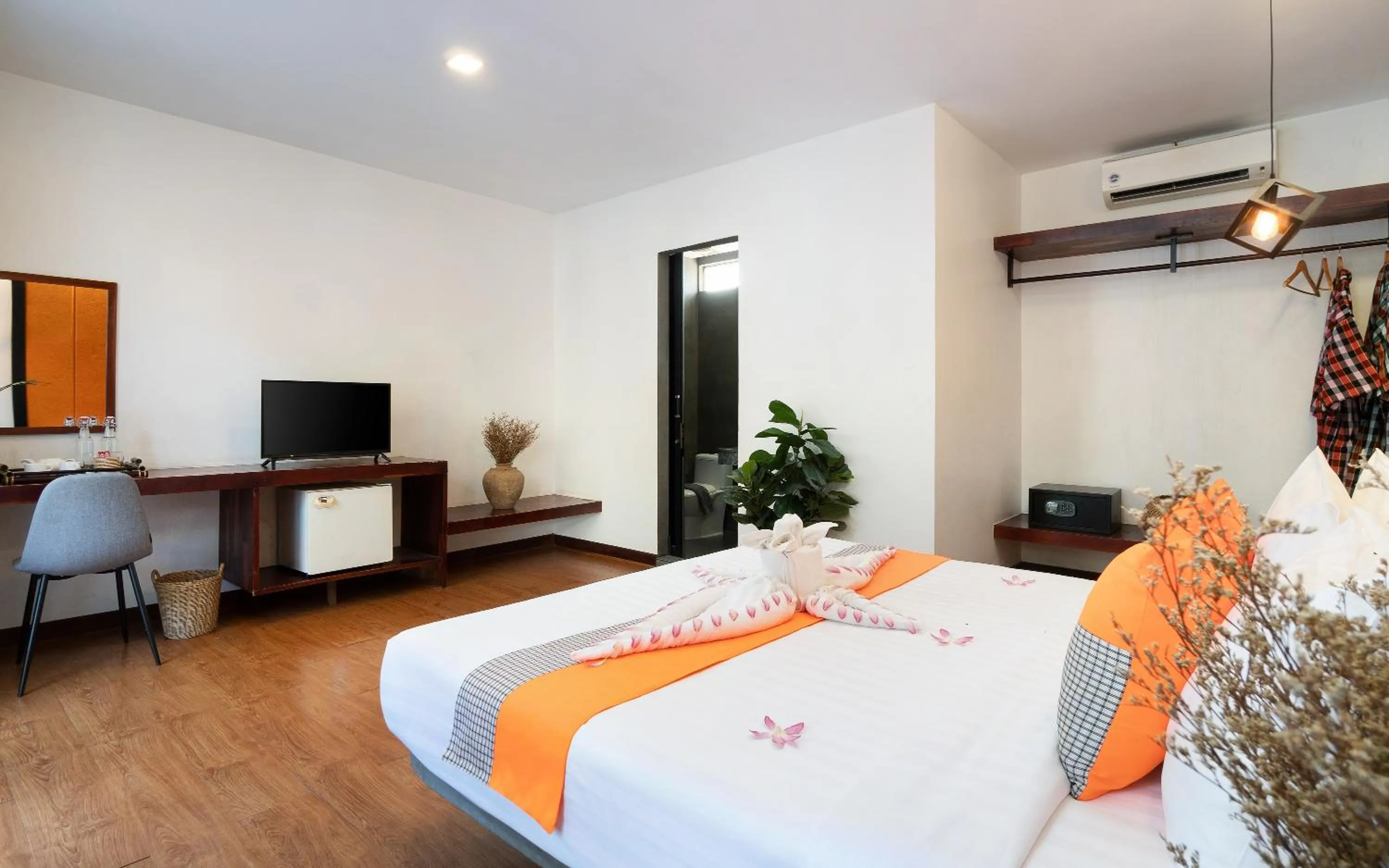 Bed in Central Corner d'Angkor