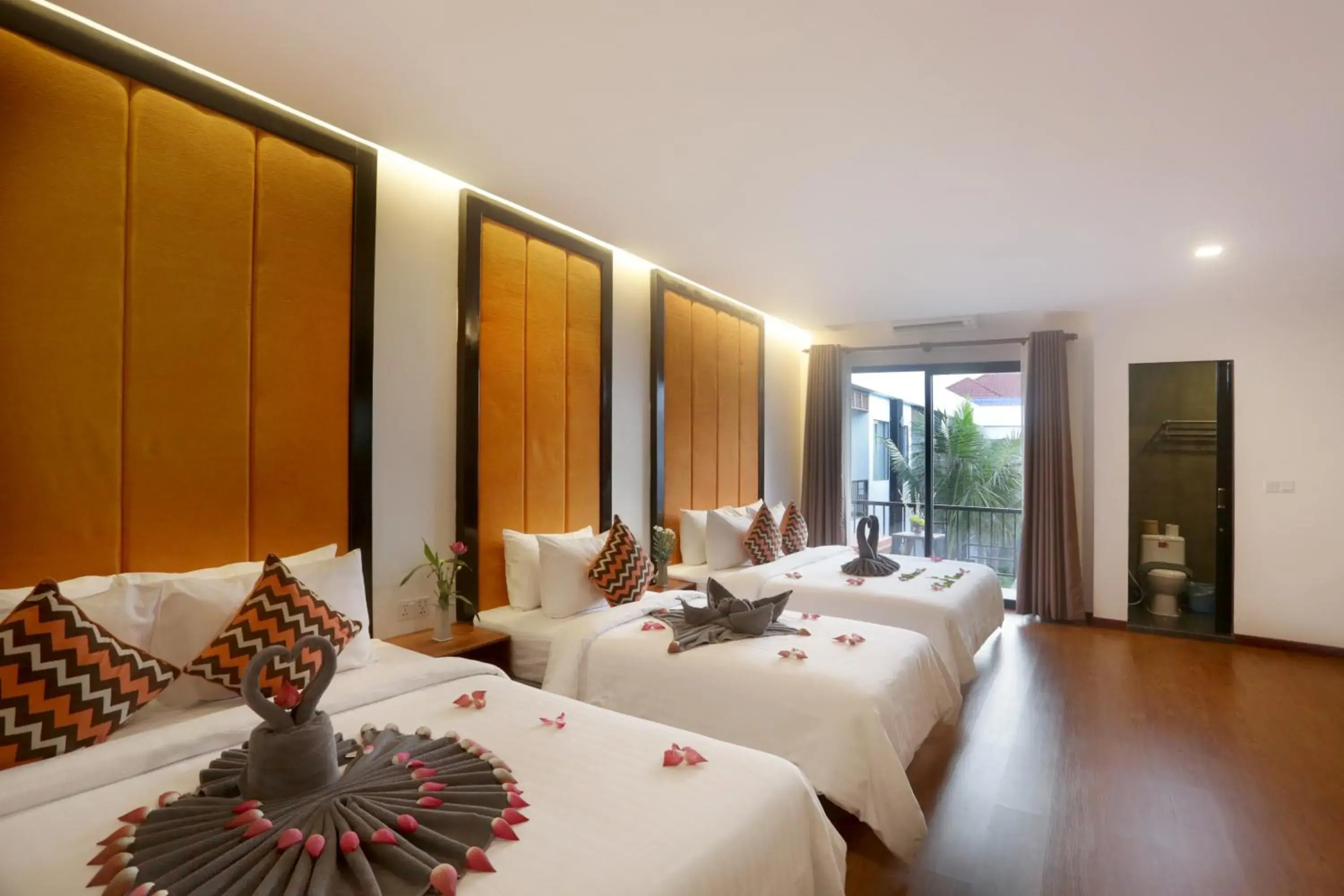 Bedroom, Bed in Central Corner d'Angkor Bedroom, Bed in Central Corner d'Angkor