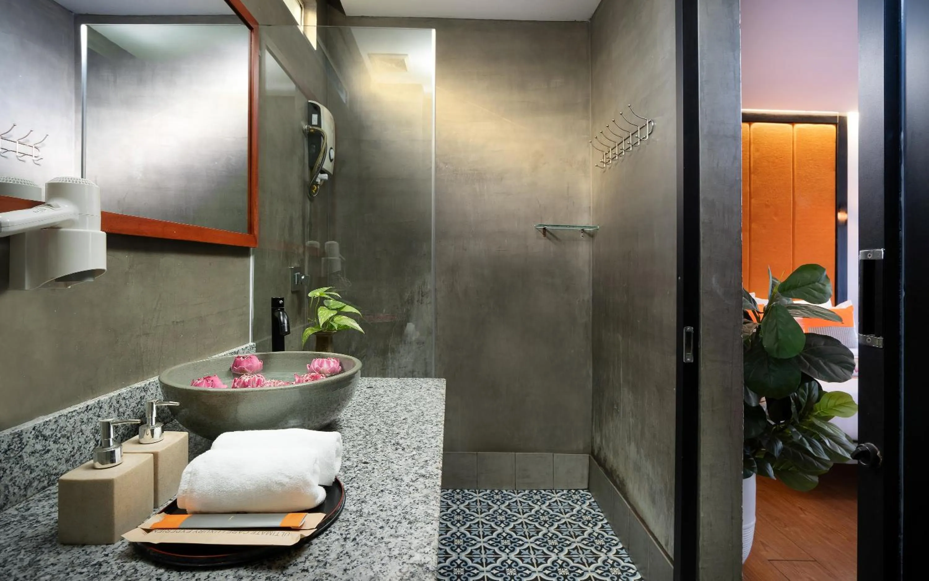 Shower in Central Corner d'Angkor